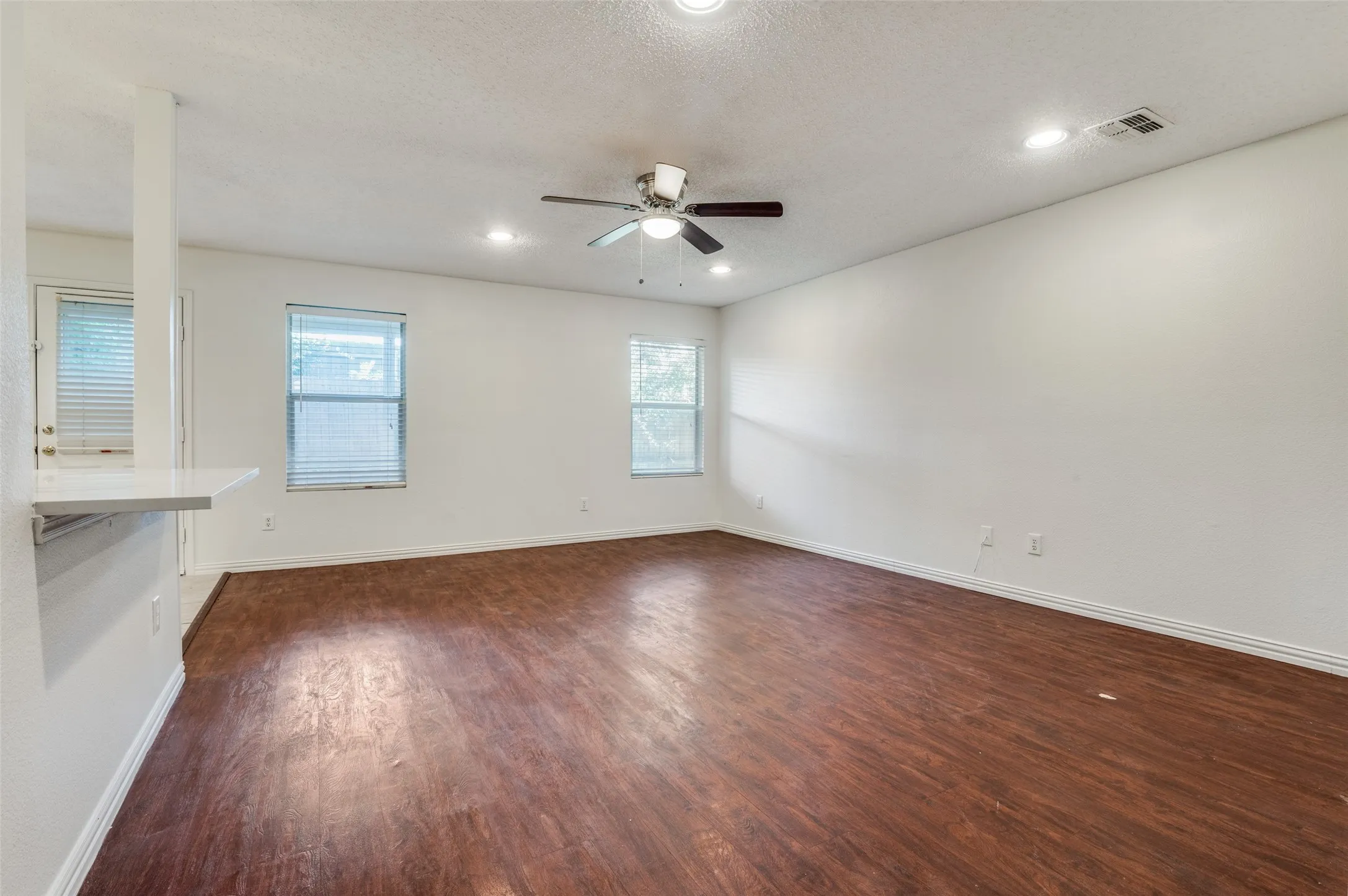 Single Family Residence For Sale in Tarrant County , 1122 Mazourka Drive, Arlington, Texas 76001, 4 Bedroom, 3 Bathroom, 2 Garage spaces, 2,594 Sqft, built in 1999, mls#21335049, Real Estate Agent in Arlington, Homes For Sale in Tarrant county, Homes For Sale in Arlington, Realtor in Arlington Texas, Real Estate Brokerage Independent Realty Texas, Luminita Cordes Realtor
