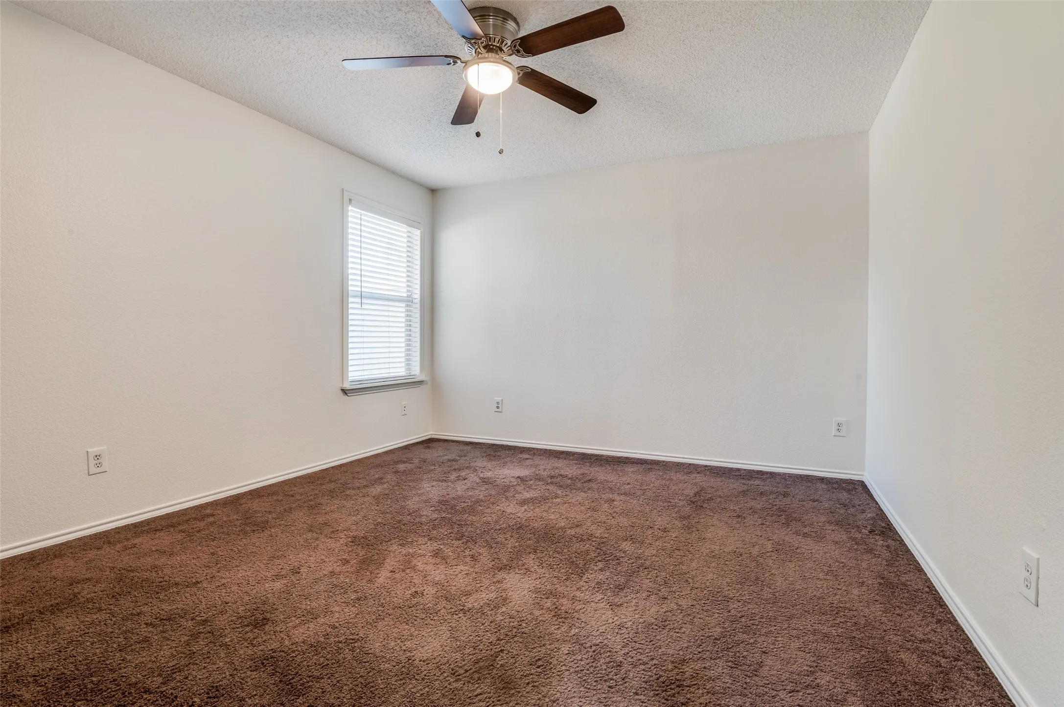 Single Family Residence For Sale in Tarrant County , 1122 Mazourka Drive, Arlington, Texas 76001, 4 Bedroom, 3 Bathroom, 2 Garage spaces, 2,594 Sqft, built in 1999, mls#21335049, Real Estate Agent in Arlington, Homes For Sale in Tarrant county, Homes For Sale in Arlington, Realtor in Arlington Texas, Real Estate Brokerage Independent Realty Texas, Luminita Cordes Realtor