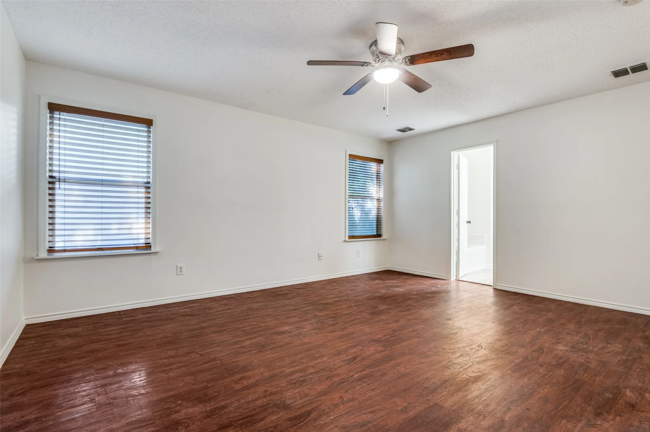 Single Family Residence For Sale in Tarrant County , 1122 Mazourka Drive, Arlington, Texas 76001, 4 Bedroom, 3 Bathroom, 2 Garage spaces, 2,594 Sqft, built in 1999, mls#21335049, Real Estate Agent in Arlington, Homes For Sale in Tarrant county, Homes For Sale in Arlington, Realtor in Arlington Texas, Real Estate Brokerage Independent Realty Texas, Luminita Cordes Realtor