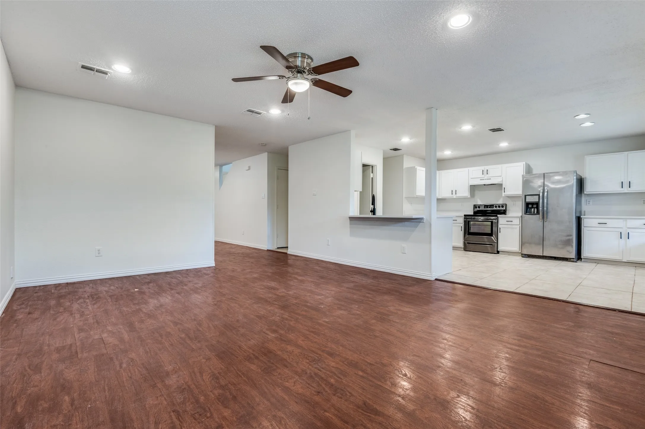 Single Family Residence For Sale in Tarrant County , 1122 Mazourka Drive, Arlington, Texas 76001, 4 Bedroom, 3 Bathroom, 2 Garage spaces, 2,594 Sqft, built in 1999, mls#21335049, Real Estate Agent in Arlington, Homes For Sale in Tarrant county, Homes For Sale in Arlington, Realtor in Arlington Texas, Real Estate Brokerage Independent Realty Texas, Luminita Cordes Realtor