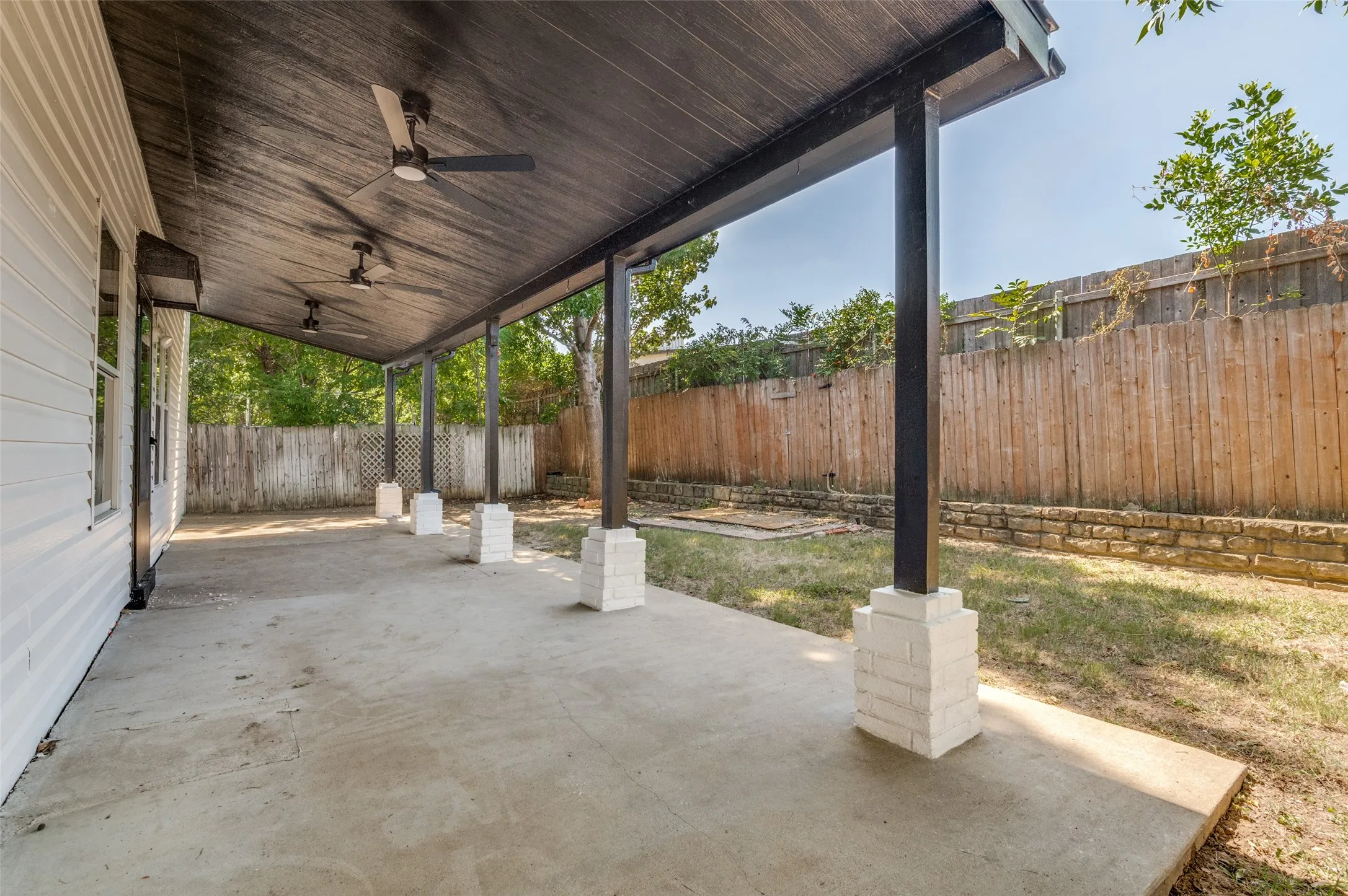 Single Family Residence For Sale in Tarrant County , 1122 Mazourka Drive, Arlington, Texas 76001, 4 Bedroom, 3 Bathroom, 2 Garage spaces, 2,594 Sqft, built in 1999, mls#21335049, Real Estate Agent in Arlington, Homes For Sale in Tarrant county, Homes For Sale in Arlington, Realtor in Arlington Texas, Real Estate Brokerage Independent Realty Texas, Luminita Cordes Realtor