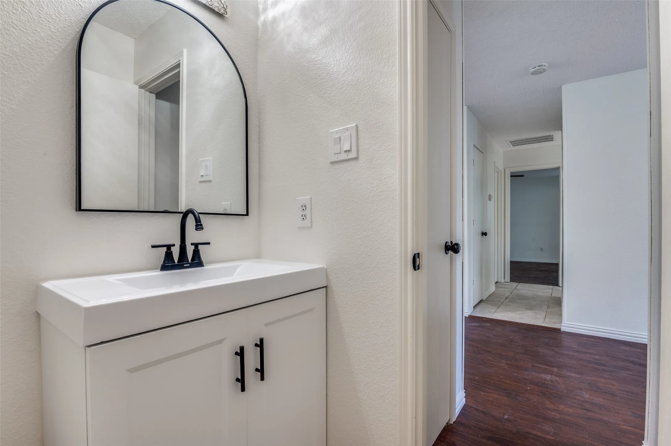 Single Family Residence For Sale in Tarrant County , 1122 Mazourka Drive, Arlington, Texas 76001, 4 Bedroom, 3 Bathroom, 2 Garage spaces, 2,594 Sqft, built in 1999, mls#21335049, Real Estate Agent in Arlington, Homes For Sale in Tarrant county, Homes For Sale in Arlington, Realtor in Arlington Texas, Real Estate Brokerage Independent Realty Texas, Luminita Cordes Realtor