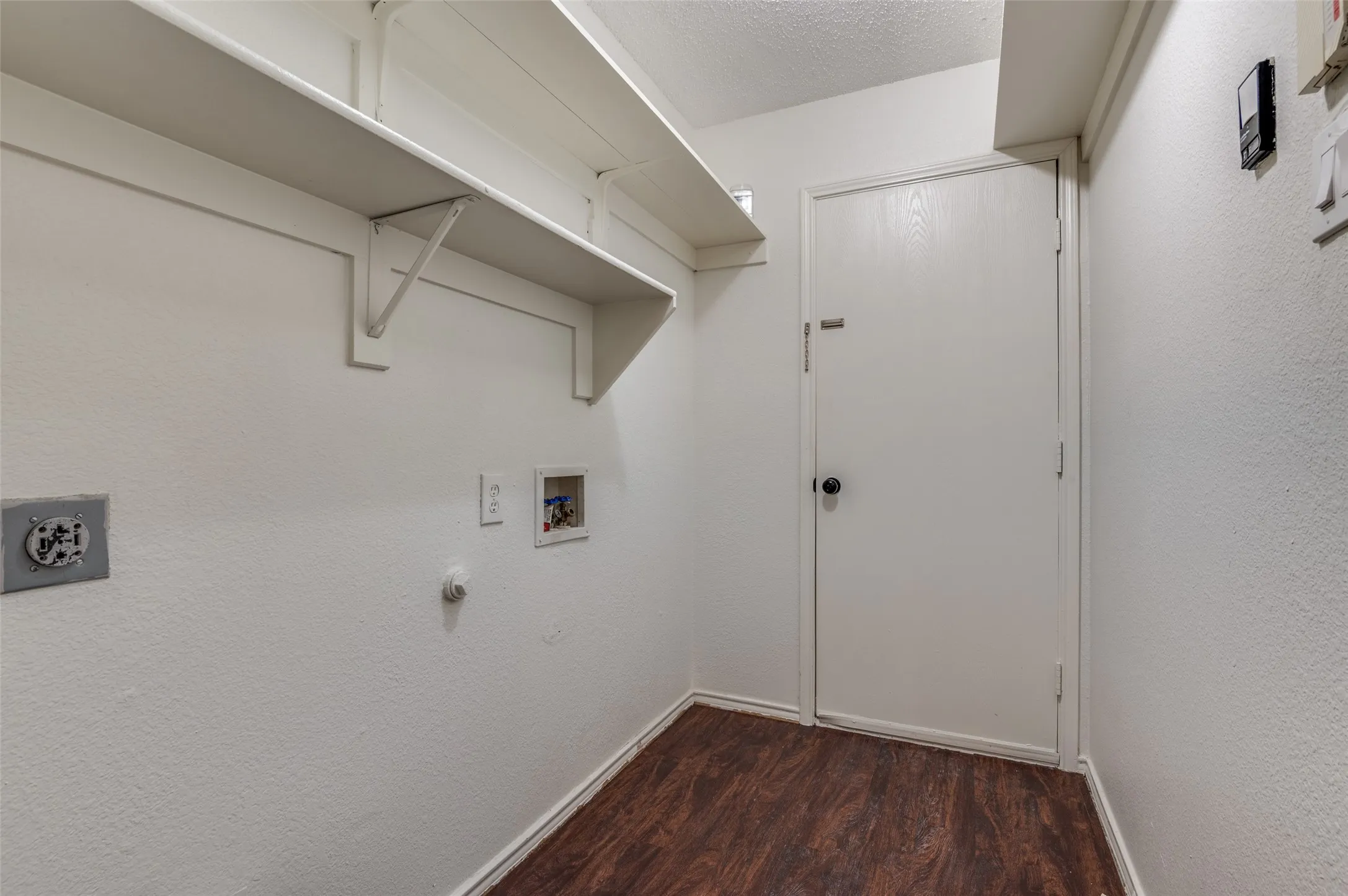 Single Family Residence For Sale in Tarrant County , 1122 Mazourka Drive, Arlington, Texas 76001, 4 Bedroom, 3 Bathroom, 2 Garage spaces, 2,594 Sqft, built in 1999, mls#21335049, Real Estate Agent in Arlington, Homes For Sale in Tarrant county, Homes For Sale in Arlington, Realtor in Arlington Texas, Real Estate Brokerage Independent Realty Texas, Luminita Cordes Realtor