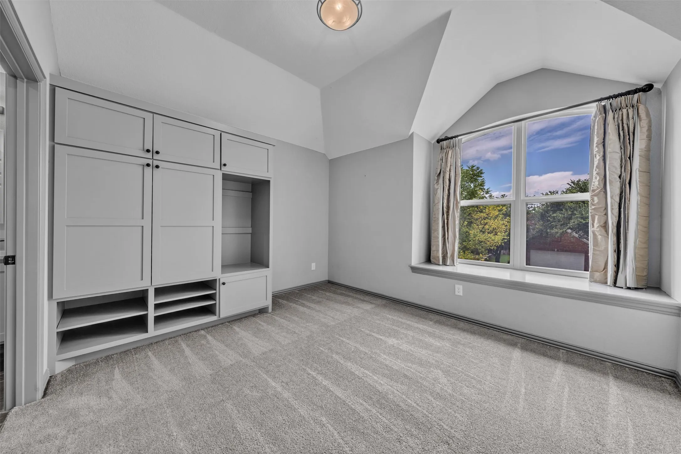 Single Family Residence For Rent in Tarrant County , 2417 Bonham Trail, Grapevine, Texas 76051, 4 Bedroom, 3 Bathroom, 2 Garage spaces, 3,084 Sqft, built in 1995, mls#21333955, Real Estate Agent in Grapevine, Homes For Rent in Tarrant county, Homes For Rent in Grapevine, Realtor in Grapevine Texas, Real Estate Brokerage Independent Realty Texas, Luminita Cordes Realtor