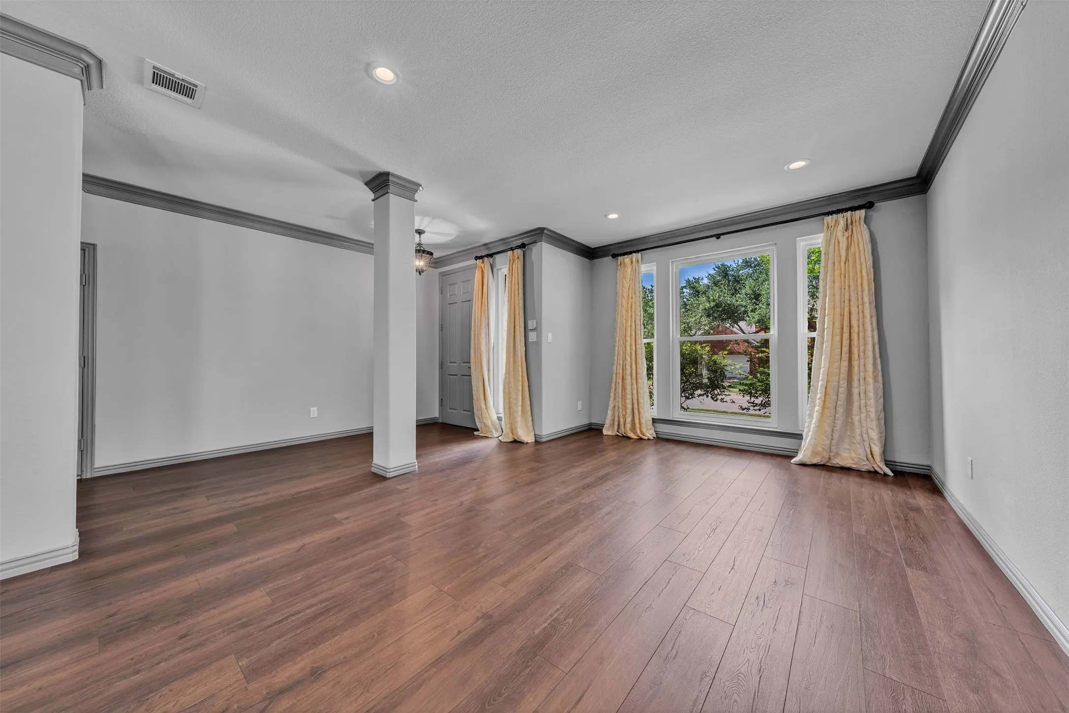 Single Family Residence For Rent in Tarrant County , 2417 Bonham Trail, Grapevine, Texas 76051, 4 Bedroom, 3 Bathroom, 2 Garage spaces, 3,084 Sqft, built in 1995, mls#21333955, Real Estate Agent in Grapevine, Homes For Rent in Tarrant county, Homes For Rent in Grapevine, Realtor in Grapevine Texas, Real Estate Brokerage Independent Realty Texas, Luminita Cordes Realtor