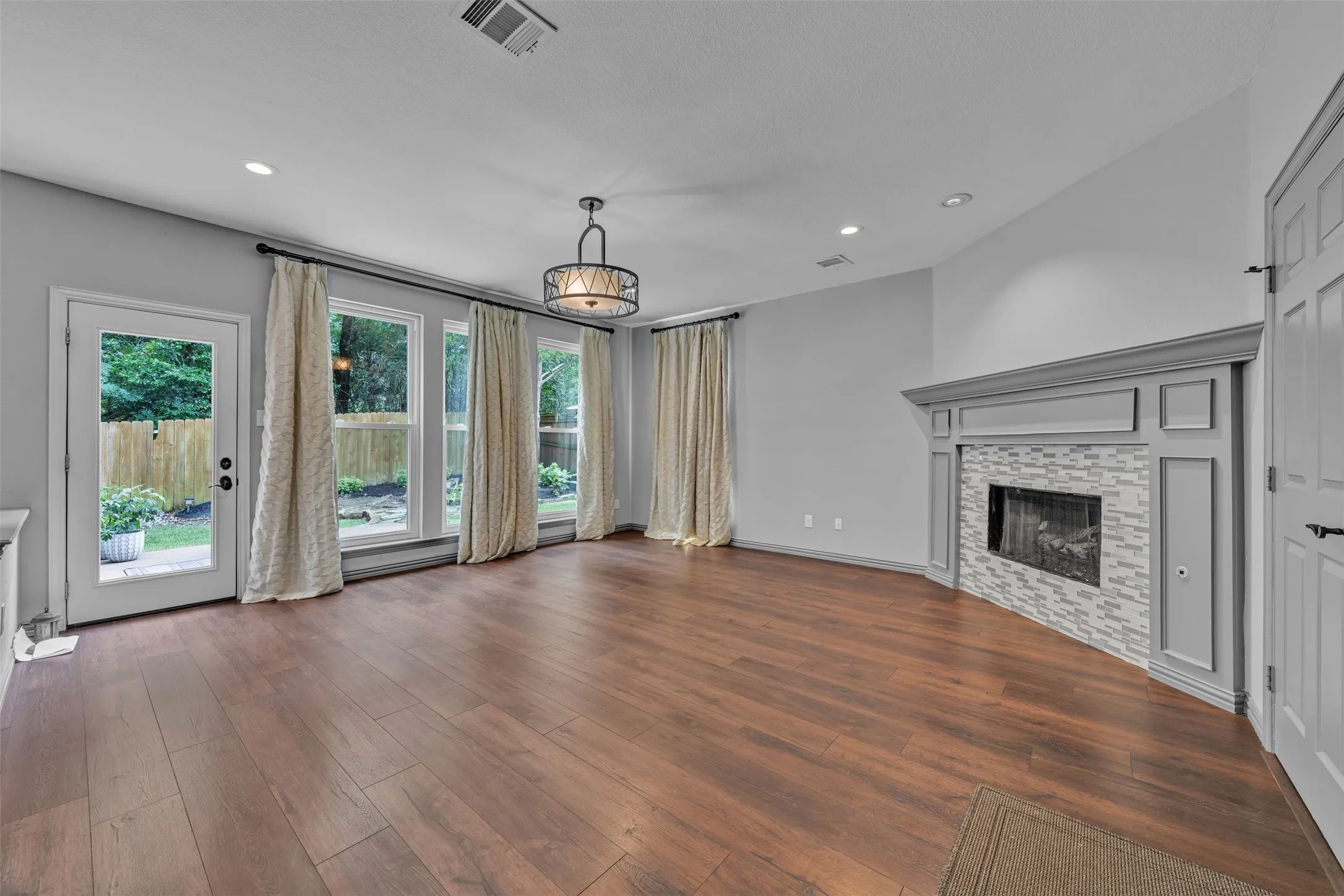 Single Family Residence For Rent in Tarrant County , 2417 Bonham Trail, Grapevine, Texas 76051, 4 Bedroom, 3 Bathroom, 2 Garage spaces, 3,084 Sqft, built in 1995, mls#21333955, Real Estate Agent in Grapevine, Homes For Rent in Tarrant county, Homes For Rent in Grapevine, Realtor in Grapevine Texas, Real Estate Brokerage Independent Realty Texas, Luminita Cordes Realtor
