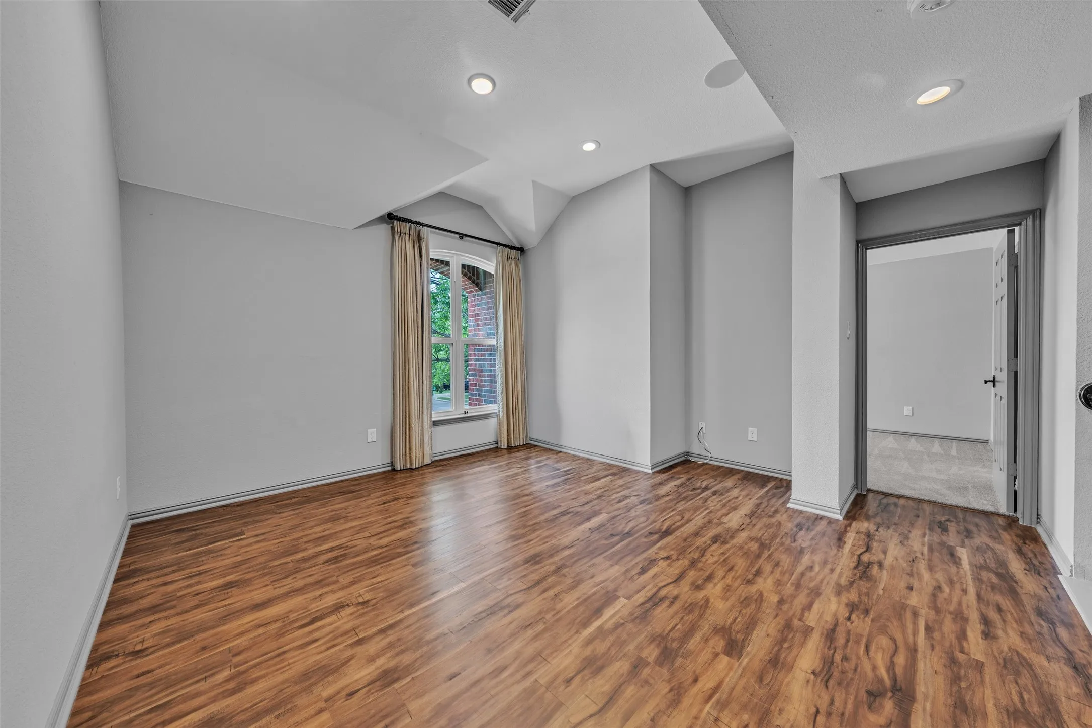 Single Family Residence For Rent in Tarrant County , 2417 Bonham Trail, Grapevine, Texas 76051, 4 Bedroom, 3 Bathroom, 2 Garage spaces, 3,084 Sqft, built in 1995, mls#21333955, Real Estate Agent in Grapevine, Homes For Rent in Tarrant county, Homes For Rent in Grapevine, Realtor in Grapevine Texas, Real Estate Brokerage Independent Realty Texas, Luminita Cordes Realtor