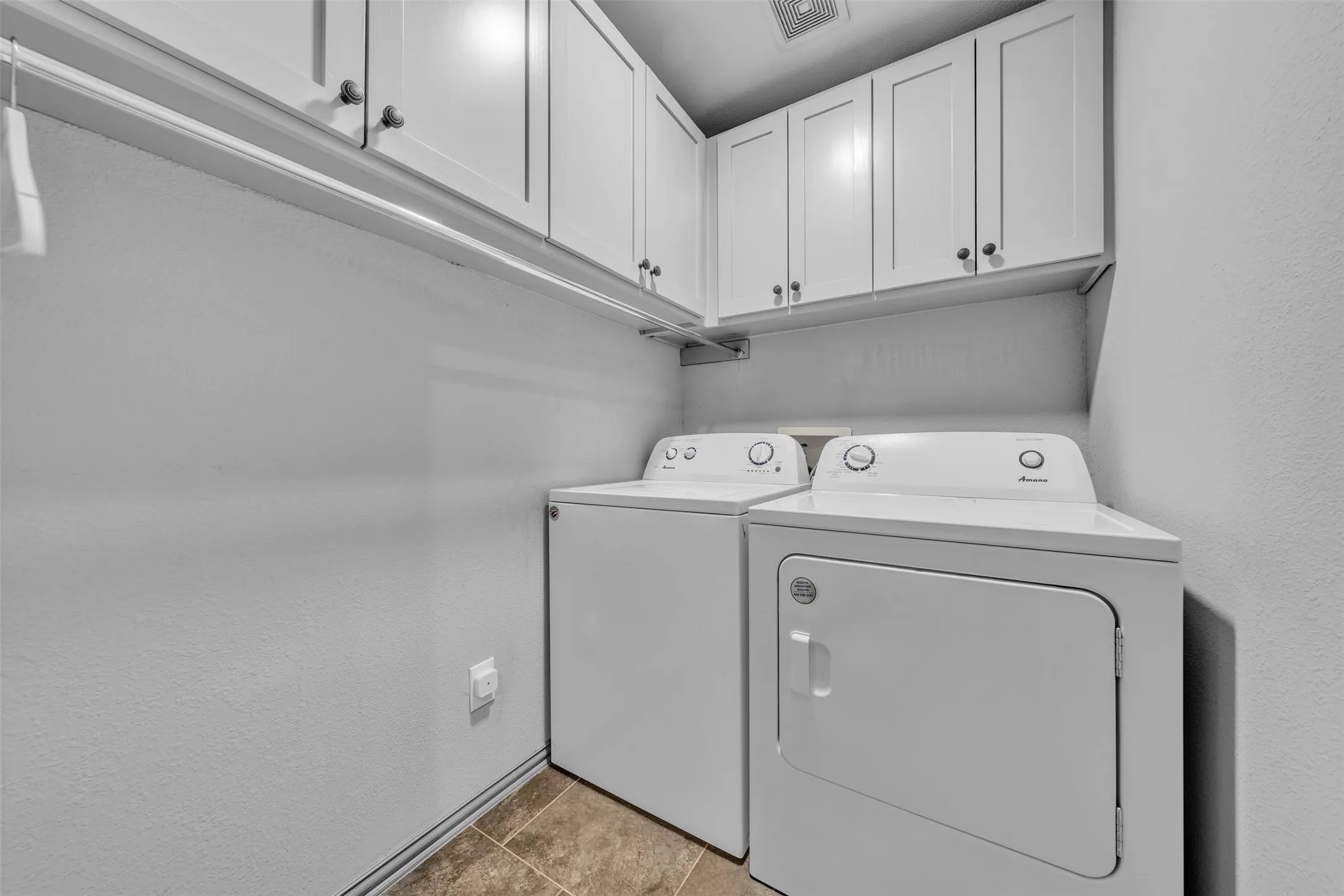 Single Family Residence For Rent in Tarrant County , 2417 Bonham Trail, Grapevine, Texas 76051, 4 Bedroom, 3 Bathroom, 2 Garage spaces, 3,084 Sqft, built in 1995, mls#21333955, Real Estate Agent in Grapevine, Homes For Rent in Tarrant county, Homes For Rent in Grapevine, Realtor in Grapevine Texas, Real Estate Brokerage Independent Realty Texas, Luminita Cordes Realtor