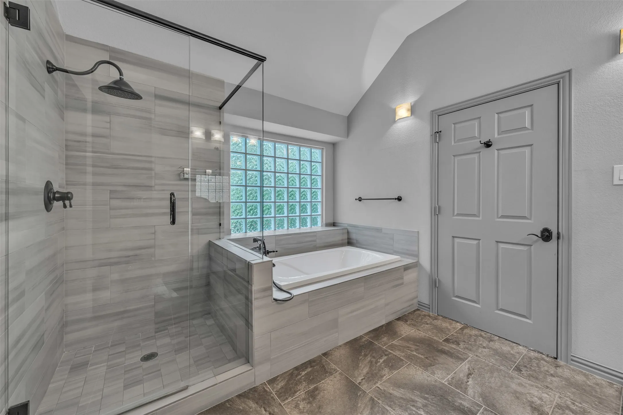 Single Family Residence For Rent in Tarrant County , 2417 Bonham Trail, Grapevine, Texas 76051, 4 Bedroom, 3 Bathroom, 2 Garage spaces, 3,084 Sqft, built in 1995, mls#21333955, Real Estate Agent in Grapevine, Homes For Rent in Tarrant county, Homes For Rent in Grapevine, Realtor in Grapevine Texas, Real Estate Brokerage Independent Realty Texas, Luminita Cordes Realtor