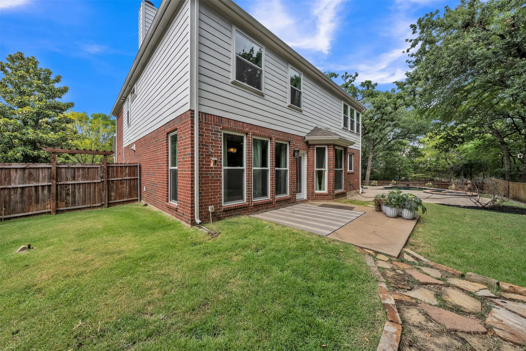 Single Family Residence For Rent in Tarrant County , 2417 Bonham Trail, Grapevine, Texas 76051, 4 Bedroom, 3 Bathroom, 2 Garage spaces, 3,084 Sqft, built in 1995, mls#21333955, Real Estate Agent in Grapevine, Homes For Rent in Tarrant county, Homes For Rent in Grapevine, Realtor in Grapevine Texas, Real Estate Brokerage Independent Realty Texas, Luminita Cordes Realtor
