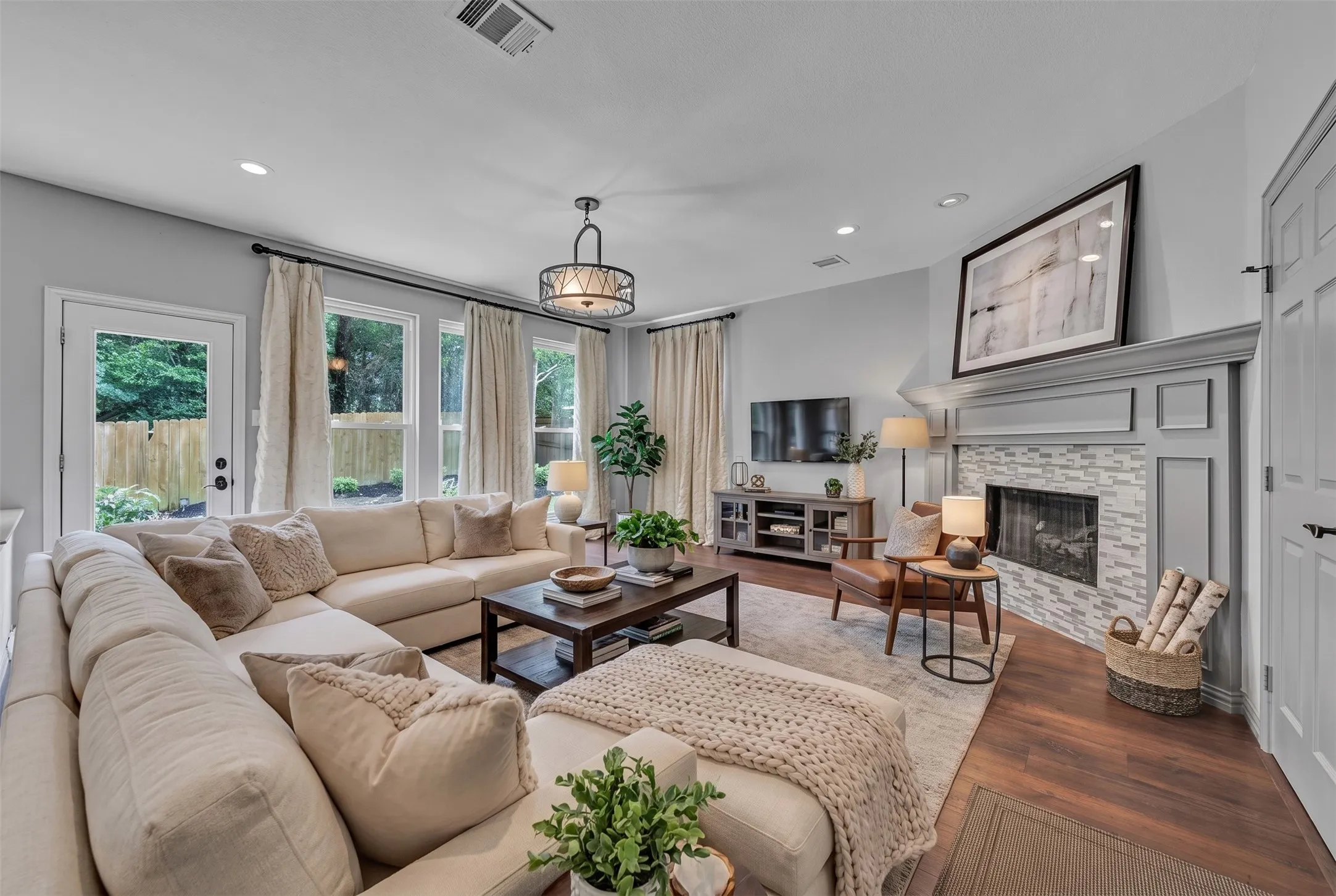 Single Family Residence For Rent in Tarrant County , 2417 Bonham Trail, Grapevine, Texas 76051, 4 Bedroom, 3 Bathroom, 2 Garage spaces, 3,084 Sqft, built in 1995, mls#21333955, Real Estate Agent in Grapevine, Homes For Rent in Tarrant county, Homes For Rent in Grapevine, Realtor in Grapevine Texas, Real Estate Brokerage Independent Realty Texas, Luminita Cordes Realtor