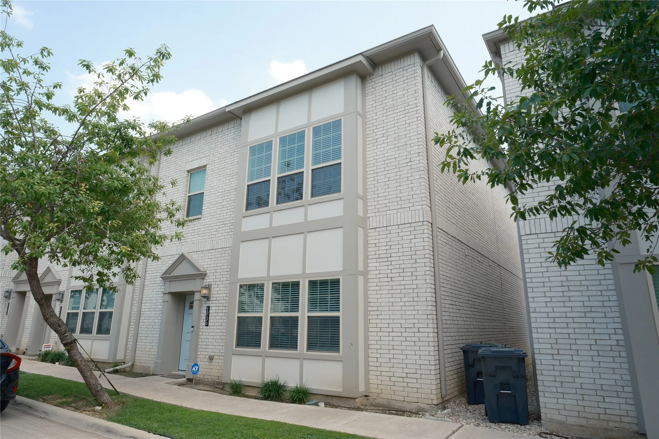 Townhouse For Rent in Tarrant County , 1936 Bel Air Drive, Arlington, Texas 76010, 2 Bedroom, 4 Bathroom, 2 Garage spaces, 1,522 Sqft, built in 2019, mls#21332823, Real Estate Agent in Arlington, Homes For Rent in Tarrant county, Homes For Rent in Arlington, Realtor in Arlington Texas, Real Estate Brokerage Independent Realty Texas, Luminita Cordes Realtor
