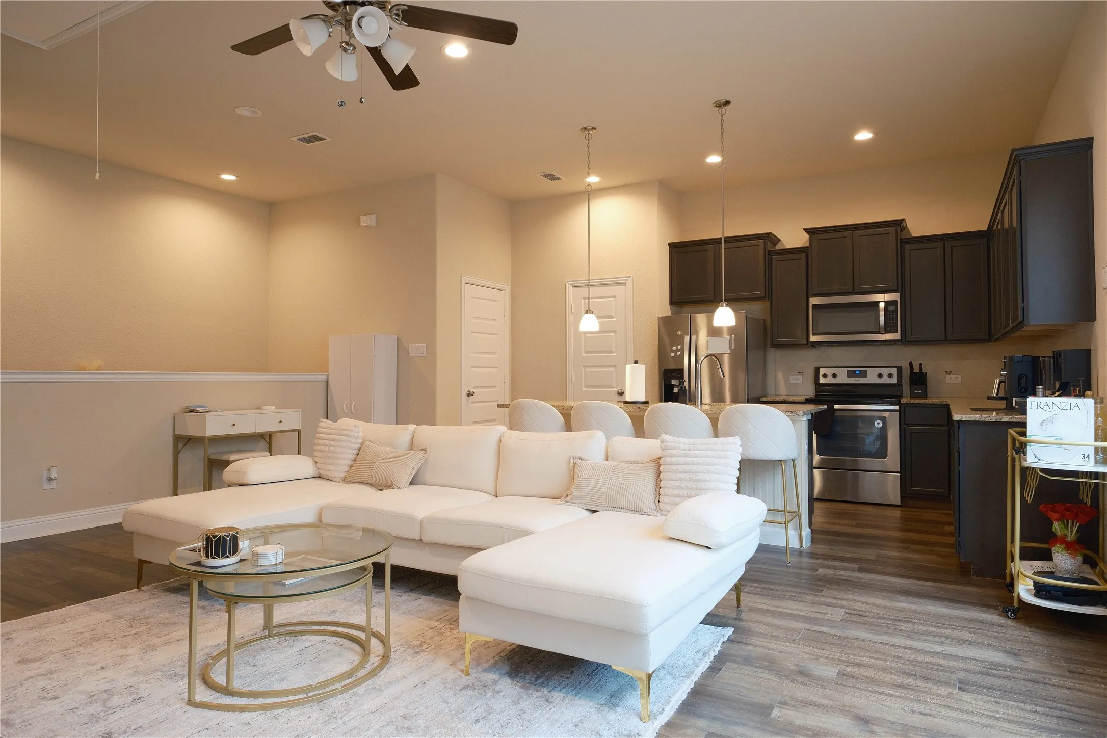 Townhouse For Rent in Tarrant County , 1936 Bel Air Drive, Arlington, Texas 76010, 2 Bedroom, 4 Bathroom, 2 Garage spaces, 1,522 Sqft, built in 2019, mls#21332823, Real Estate Agent in Arlington, Homes For Rent in Tarrant county, Homes For Rent in Arlington, Realtor in Arlington Texas, Real Estate Brokerage Independent Realty Texas, Luminita Cordes Realtor