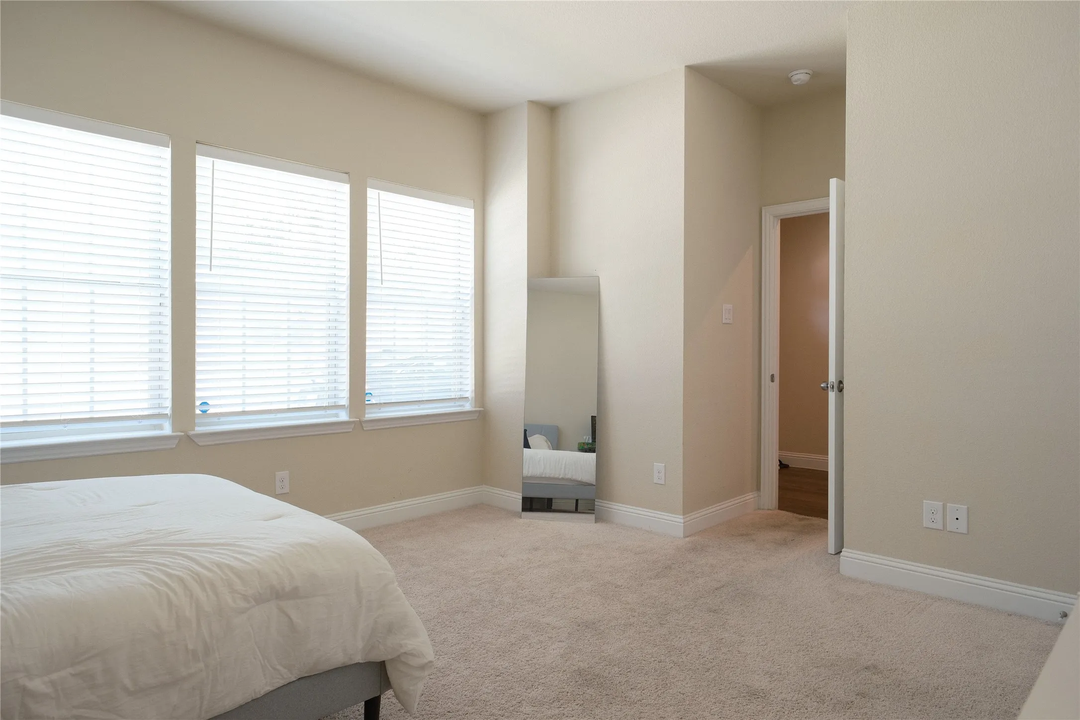 Townhouse For Rent in Tarrant County , 1936 Bel Air Drive, Arlington, Texas 76010, 2 Bedroom, 4 Bathroom, 2 Garage spaces, 1,522 Sqft, built in 2019, mls#21332823, Real Estate Agent in Arlington, Homes For Rent in Tarrant county, Homes For Rent in Arlington, Realtor in Arlington Texas, Real Estate Brokerage Independent Realty Texas, Luminita Cordes Realtor