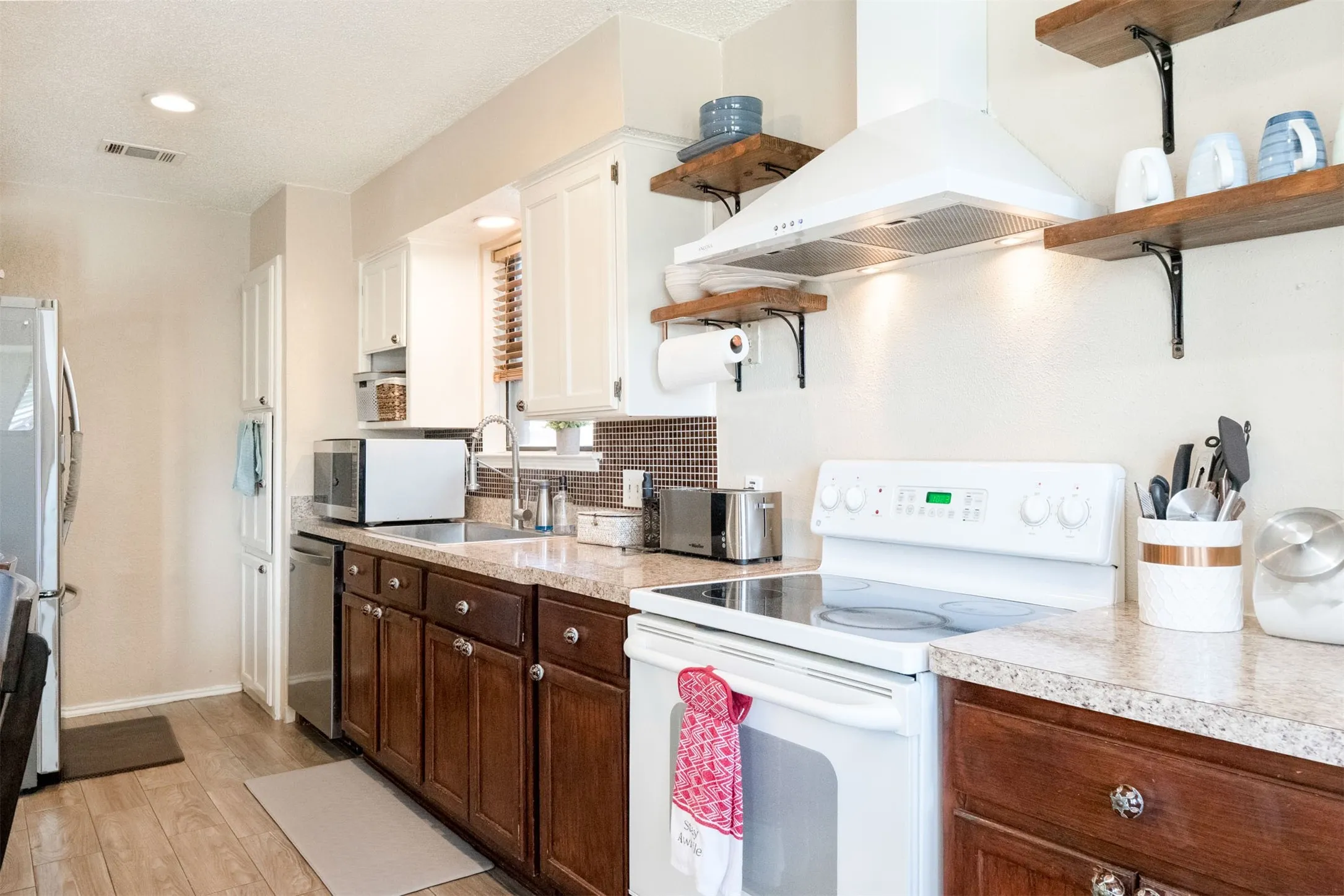 Single Family Residence For Sale in Tarrant County , 6500 Hughes Drive, Watauga, Texas 76148, 3 Bedroom, 2 Bathroom, Garage spaces, 1,715 Sqft, built in 1983, mls#21334847, Real Estate Agent in Watauga, Homes For Sale in Tarrant county, Homes For Sale in Watauga, Realtor in Watauga Texas, Real Estate Brokerage Independent Realty Texas, Luminita Cordes Realtor
