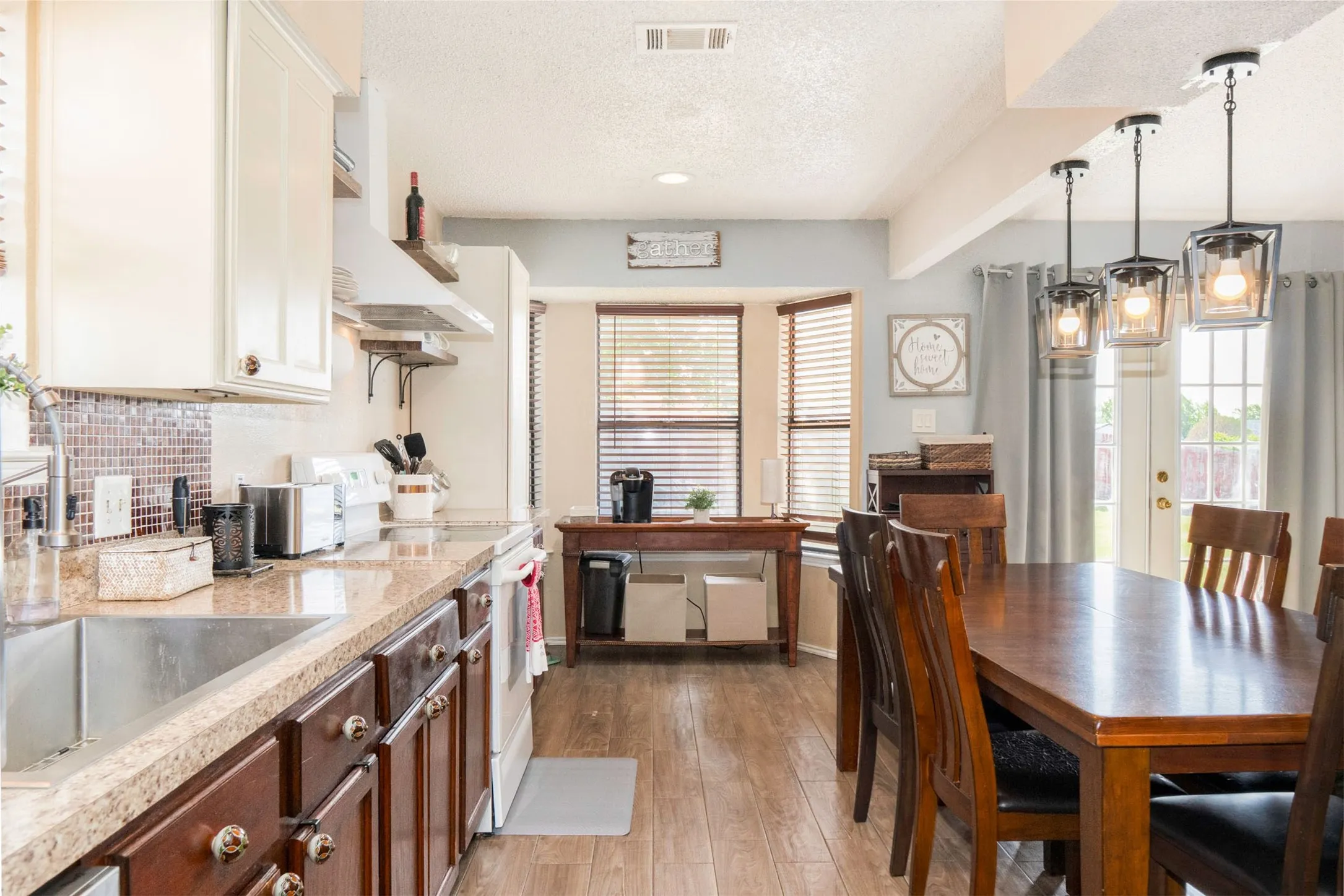 Single Family Residence For Sale in Tarrant County , 6500 Hughes Drive, Watauga, Texas 76148, 3 Bedroom, 2 Bathroom, Garage spaces, 1,715 Sqft, built in 1983, mls#21334847, Real Estate Agent in Watauga, Homes For Sale in Tarrant county, Homes For Sale in Watauga, Realtor in Watauga Texas, Real Estate Brokerage Independent Realty Texas, Luminita Cordes Realtor