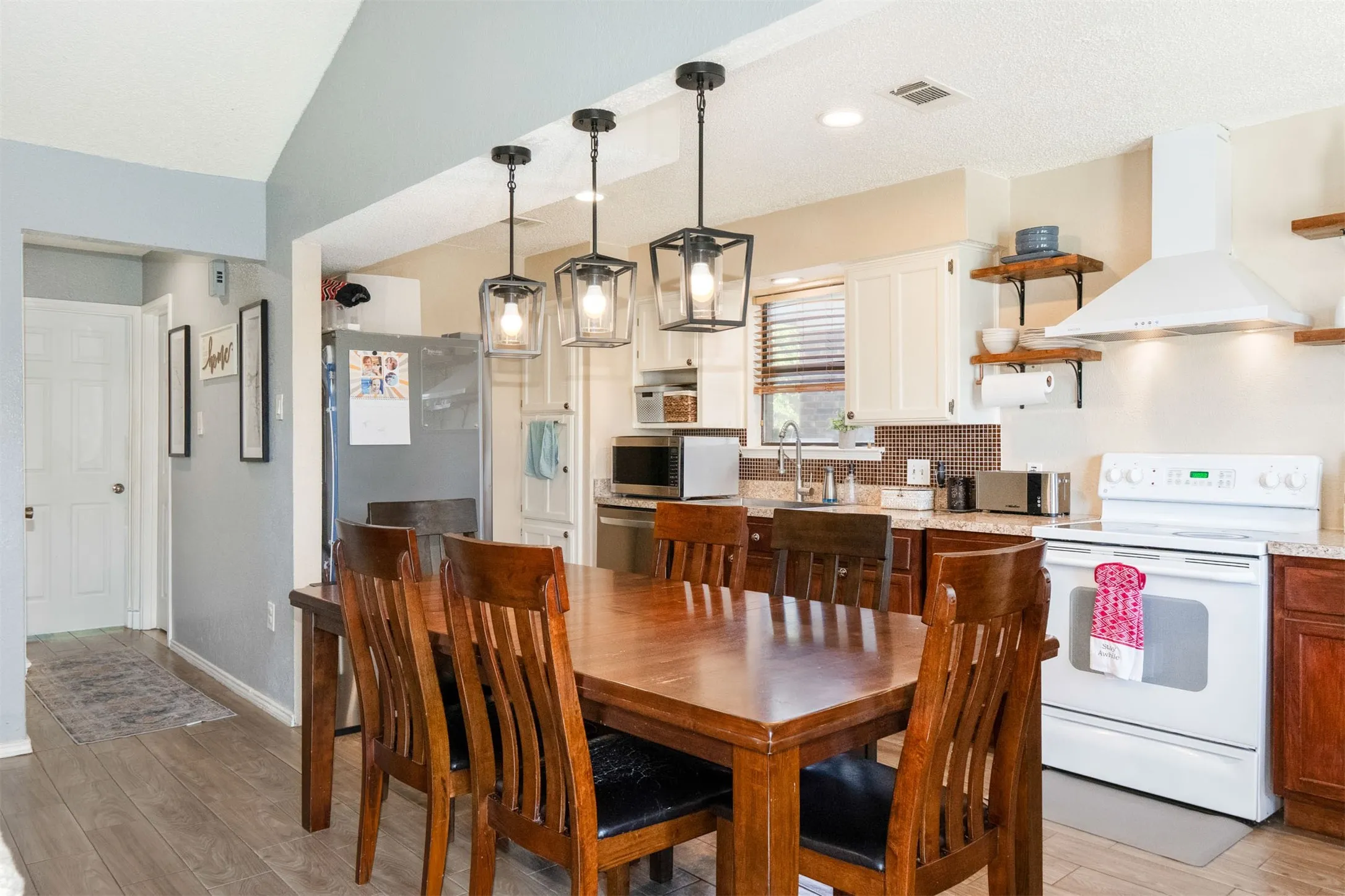 Single Family Residence For Sale in Tarrant County , 6500 Hughes Drive, Watauga, Texas 76148, 3 Bedroom, 2 Bathroom, Garage spaces, 1,715 Sqft, built in 1983, mls#21334847, Real Estate Agent in Watauga, Homes For Sale in Tarrant county, Homes For Sale in Watauga, Realtor in Watauga Texas, Real Estate Brokerage Independent Realty Texas, Luminita Cordes Realtor