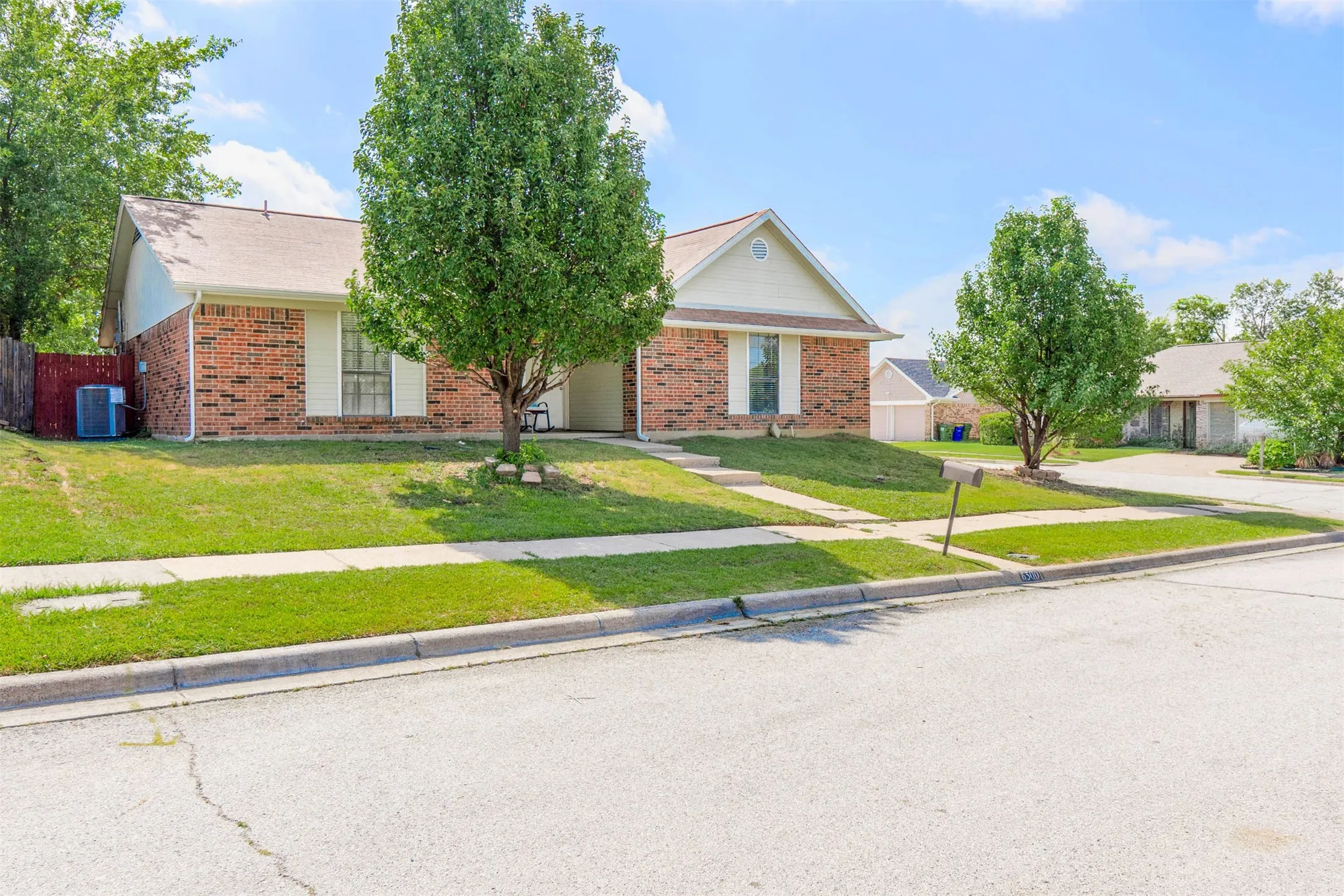 Single Family Residence For Sale in Tarrant County , 6500 Hughes Drive, Watauga, Texas 76148, 3 Bedroom, 2 Bathroom, Garage spaces, 1,715 Sqft, built in 1983, mls#21334847, Real Estate Agent in Watauga, Homes For Sale in Tarrant county, Homes For Sale in Watauga, Realtor in Watauga Texas, Real Estate Brokerage Independent Realty Texas, Luminita Cordes Realtor