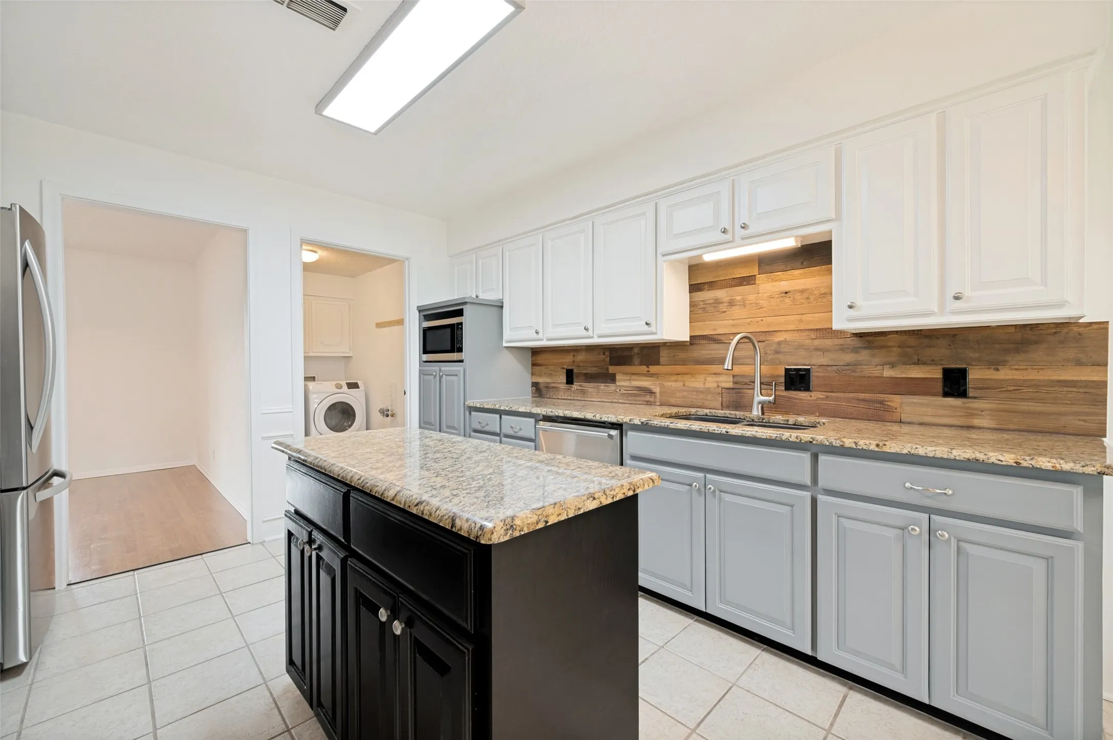 Single Family Residence For Sale in Collin County , 5713 Pecan Place Drive, Mc Kinney, Texas 75071, 4 Bedroom, 3 Bathroom, 2 Garage spaces, 2,255 Sqft, built in 1978, mls#21334672, Real Estate Agent in Mc Kinney, Homes For Sale in Collin county, Homes For Sale in Mc Kinney, Realtor in Mc Kinney Texas, Real Estate Brokerage Independent Realty Texas, Luminita Cordes Realtor