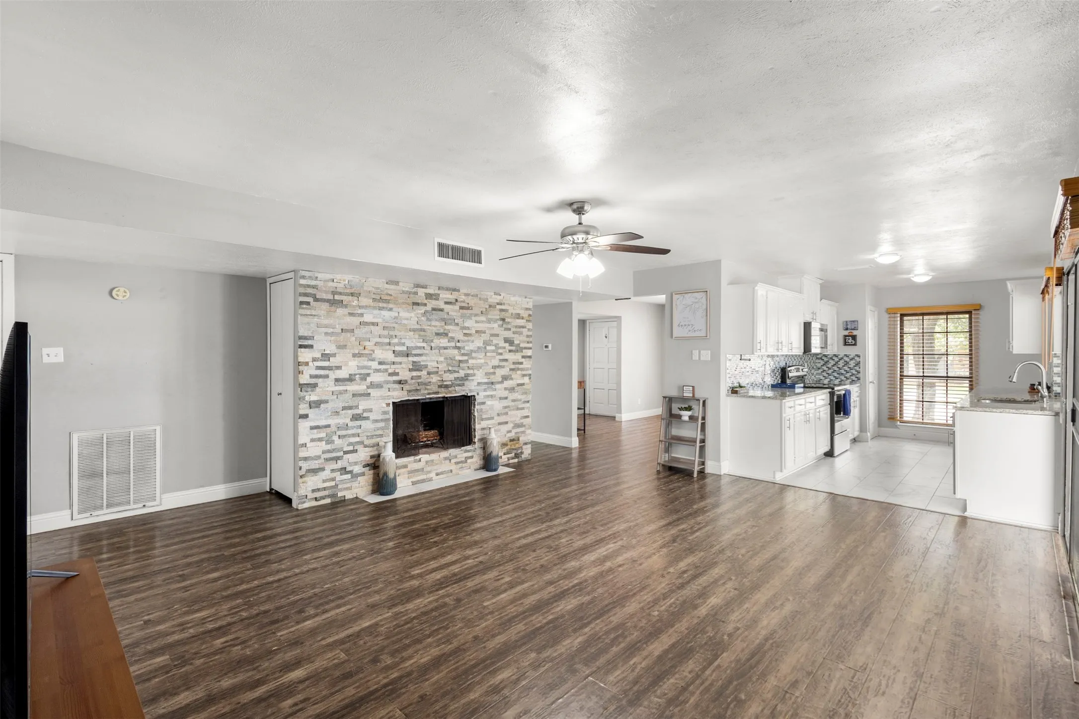 Single Family Residence For Sale in Dallas County , 7334 Blue Sage Drive, Dallas, Texas 75249, 3 Bedroom, 2 Bathroom, 2 Garage spaces, 1,542 Sqft, built in 1977, mls#21335066, Real Estate Agent in Dallas, Homes For Sale in Dallas county, Homes For Sale in Dallas, Realtor in Dallas Texas, Real Estate Brokerage Independent Realty Texas, Luminita Cordes Realtor