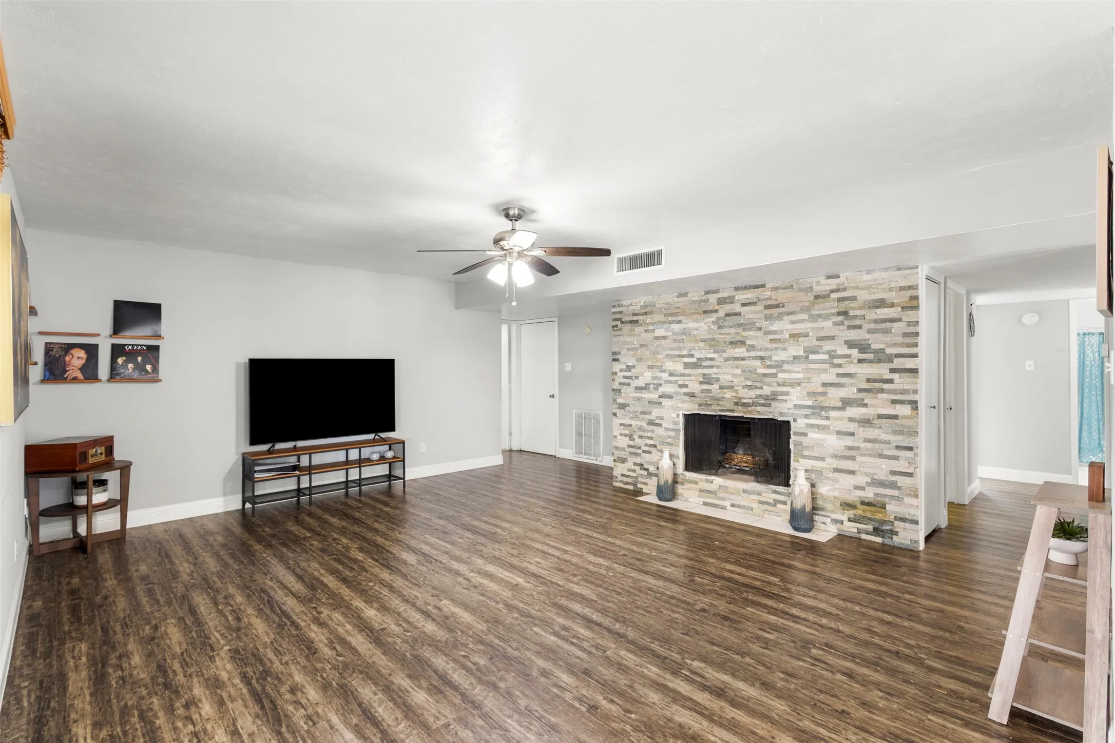 Single Family Residence For Sale in Dallas County , 7334 Blue Sage Drive, Dallas, Texas 75249, 3 Bedroom, 2 Bathroom, 2 Garage spaces, 1,542 Sqft, built in 1977, mls#21335066, Real Estate Agent in Dallas, Homes For Sale in Dallas county, Homes For Sale in Dallas, Realtor in Dallas Texas, Real Estate Brokerage Independent Realty Texas, Luminita Cordes Realtor
