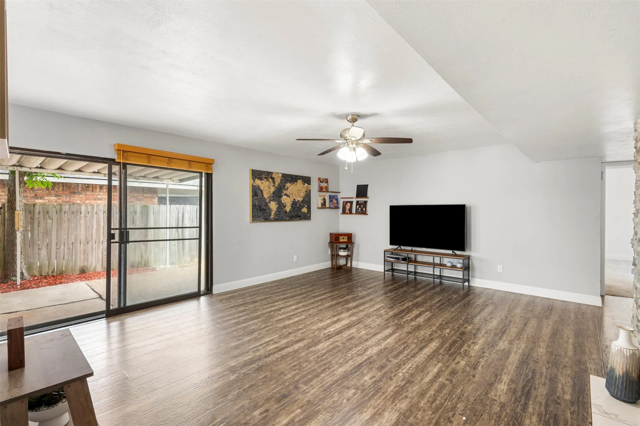 Single Family Residence For Sale in Dallas County , 7334 Blue Sage Drive, Dallas, Texas 75249, 3 Bedroom, 2 Bathroom, 2 Garage spaces, 1,542 Sqft, built in 1977, mls#21335066, Real Estate Agent in Dallas, Homes For Sale in Dallas county, Homes For Sale in Dallas, Realtor in Dallas Texas, Real Estate Brokerage Independent Realty Texas, Luminita Cordes Realtor