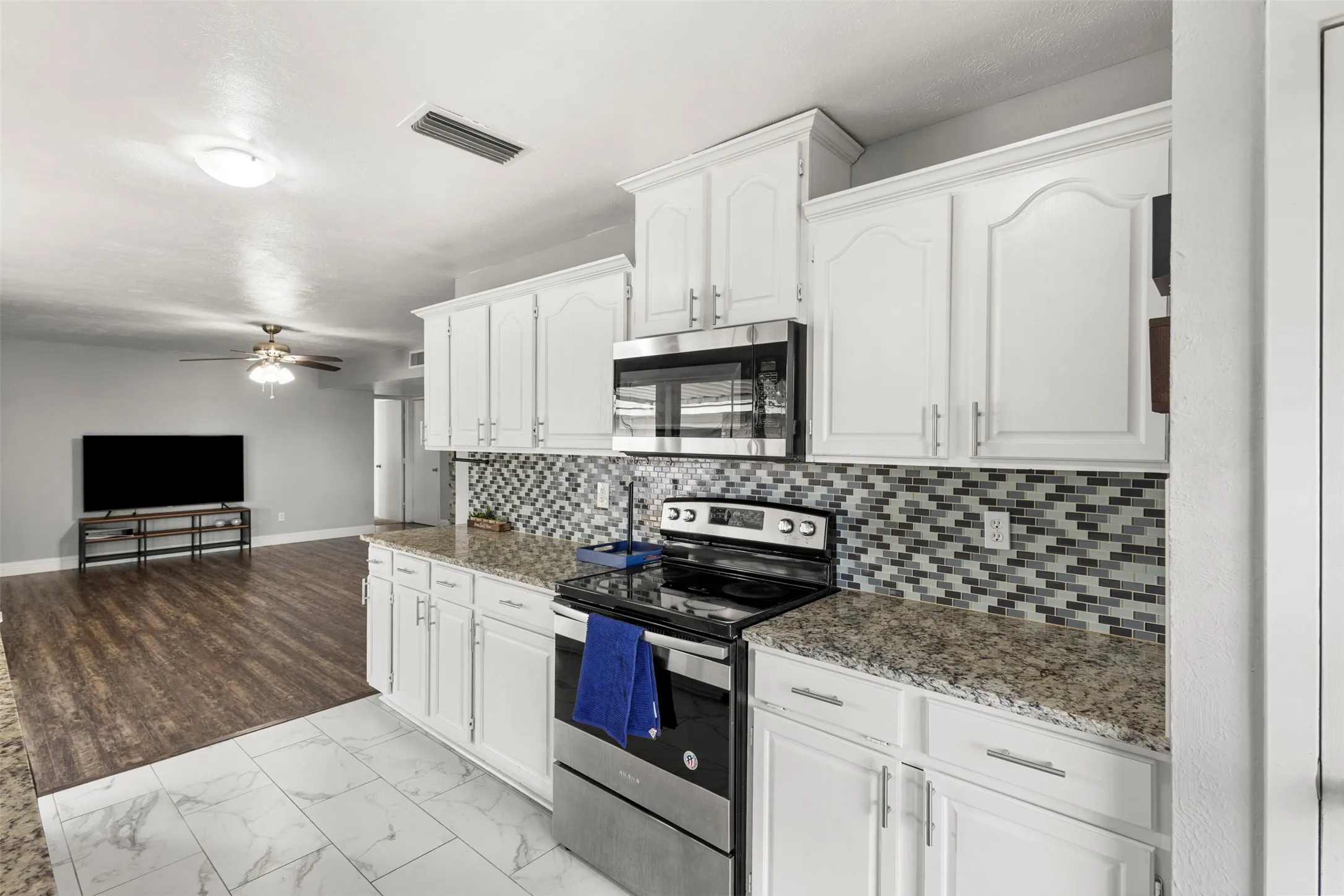 Single Family Residence For Sale in Dallas County , 7334 Blue Sage Drive, Dallas, Texas 75249, 3 Bedroom, 2 Bathroom, 2 Garage spaces, 1,542 Sqft, built in 1977, mls#21335066, Real Estate Agent in Dallas, Homes For Sale in Dallas county, Homes For Sale in Dallas, Realtor in Dallas Texas, Real Estate Brokerage Independent Realty Texas, Luminita Cordes Realtor