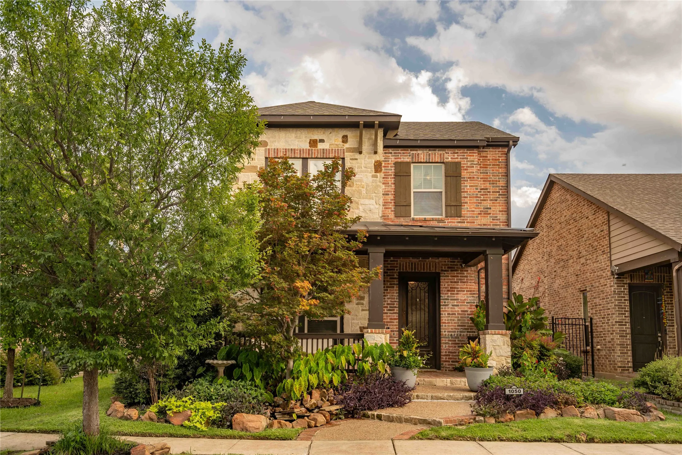 Single Family Residence For Sale in Tarrant County , 1050 Lone Ivory Trail, Arlington, Texas 76005, 4 Bedroom, 3 Bathroom, 2 Garage spaces, 2,405 Sqft, built in 2013, mls#21332793, Real Estate Agent in Arlington, Homes For Sale in Tarrant county, Homes For Sale in Arlington, Realtor in Arlington Texas, Real Estate Brokerage Independent Realty Texas, Luminita Cordes Realtor