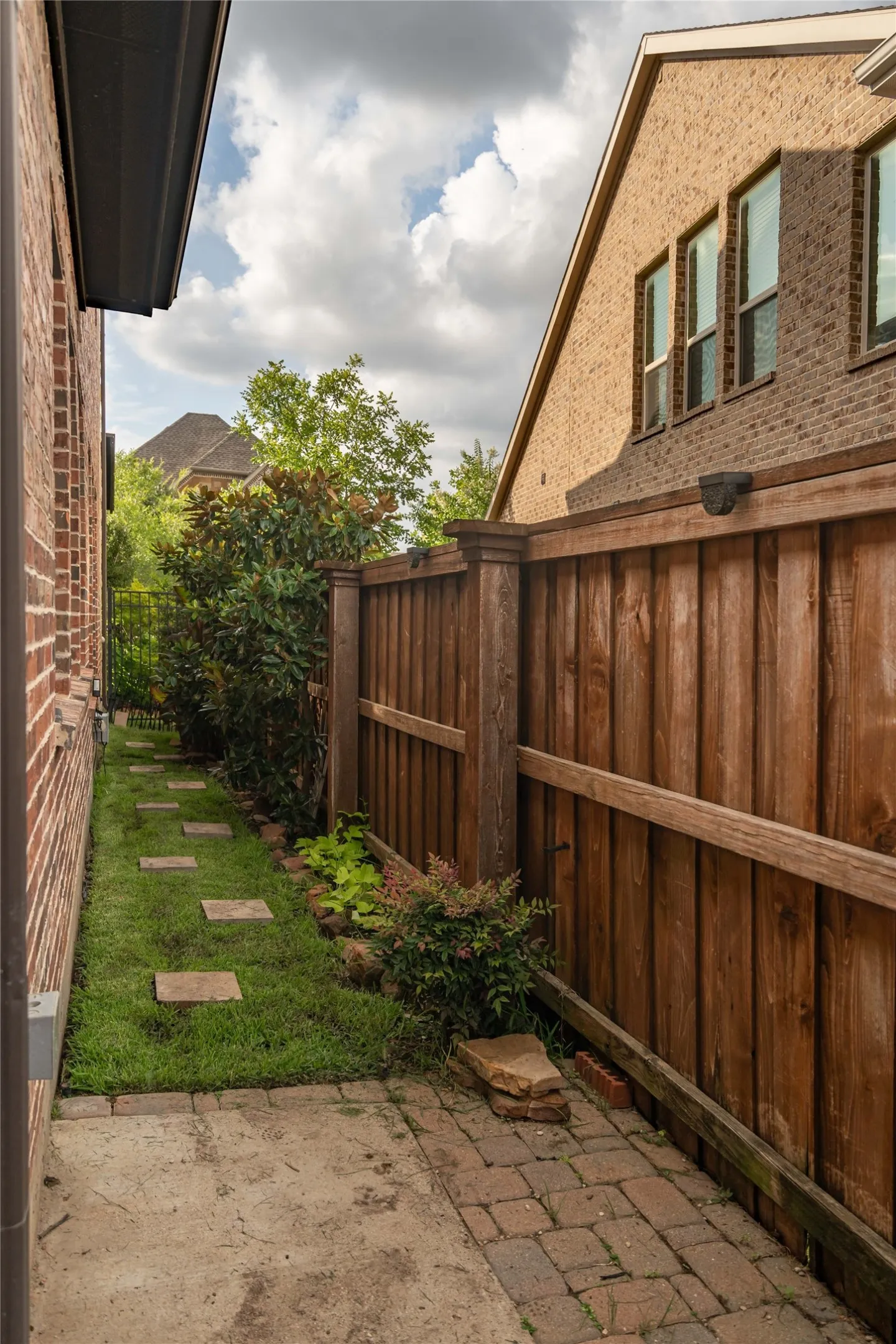 Low maintence side yard with privacy fence.