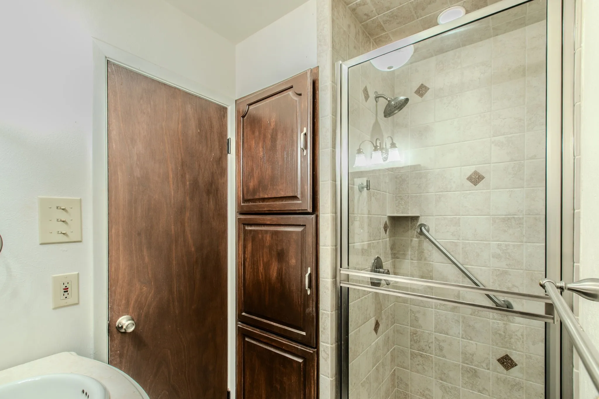 Single Family Residence For Sale in Dallas County , 3029 Esters Court, Irving, Texas 75062, 4 Bedroom, 2 Bathroom, Garage spaces, 1,965 Sqft, built in 1966, mls#21335077, Real Estate Agent in Irving, Homes For Sale in Dallas county, Homes For Sale in Irving, Realtor in Irving Texas, Real Estate Brokerage Independent Realty Texas, Luminita Cordes Realtor