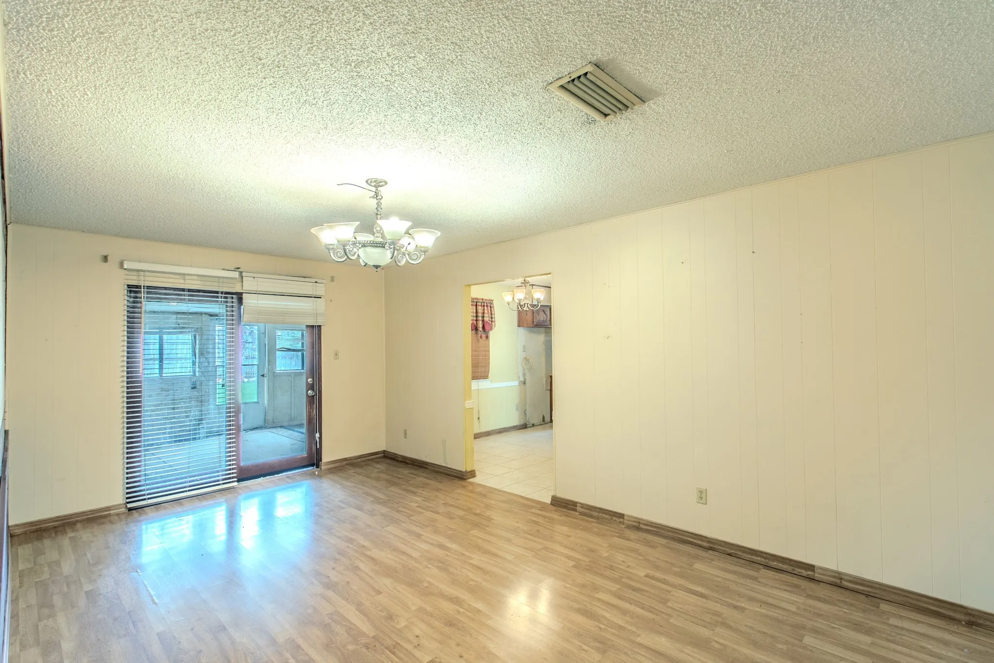Single Family Residence For Sale in Dallas County , 3029 Esters Court, Irving, Texas 75062, 4 Bedroom, 2 Bathroom, Garage spaces, 1,965 Sqft, built in 1966, mls#21335077, Real Estate Agent in Irving, Homes For Sale in Dallas county, Homes For Sale in Irving, Realtor in Irving Texas, Real Estate Brokerage Independent Realty Texas, Luminita Cordes Realtor