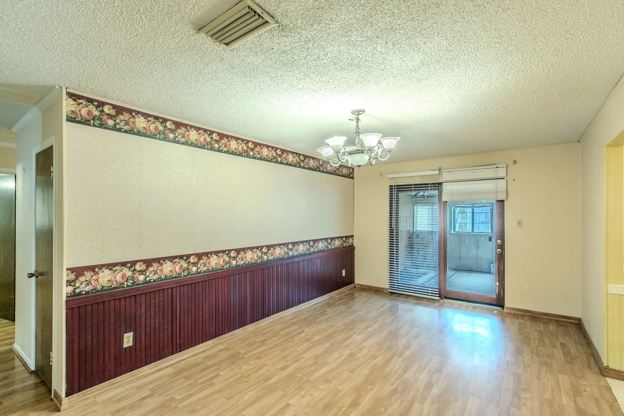 Single Family Residence For Sale in Dallas County , 3029 Esters Court, Irving, Texas 75062, 4 Bedroom, 2 Bathroom, Garage spaces, 1,965 Sqft, built in 1966, mls#21335077, Real Estate Agent in Irving, Homes For Sale in Dallas county, Homes For Sale in Irving, Realtor in Irving Texas, Real Estate Brokerage Independent Realty Texas, Luminita Cordes Realtor