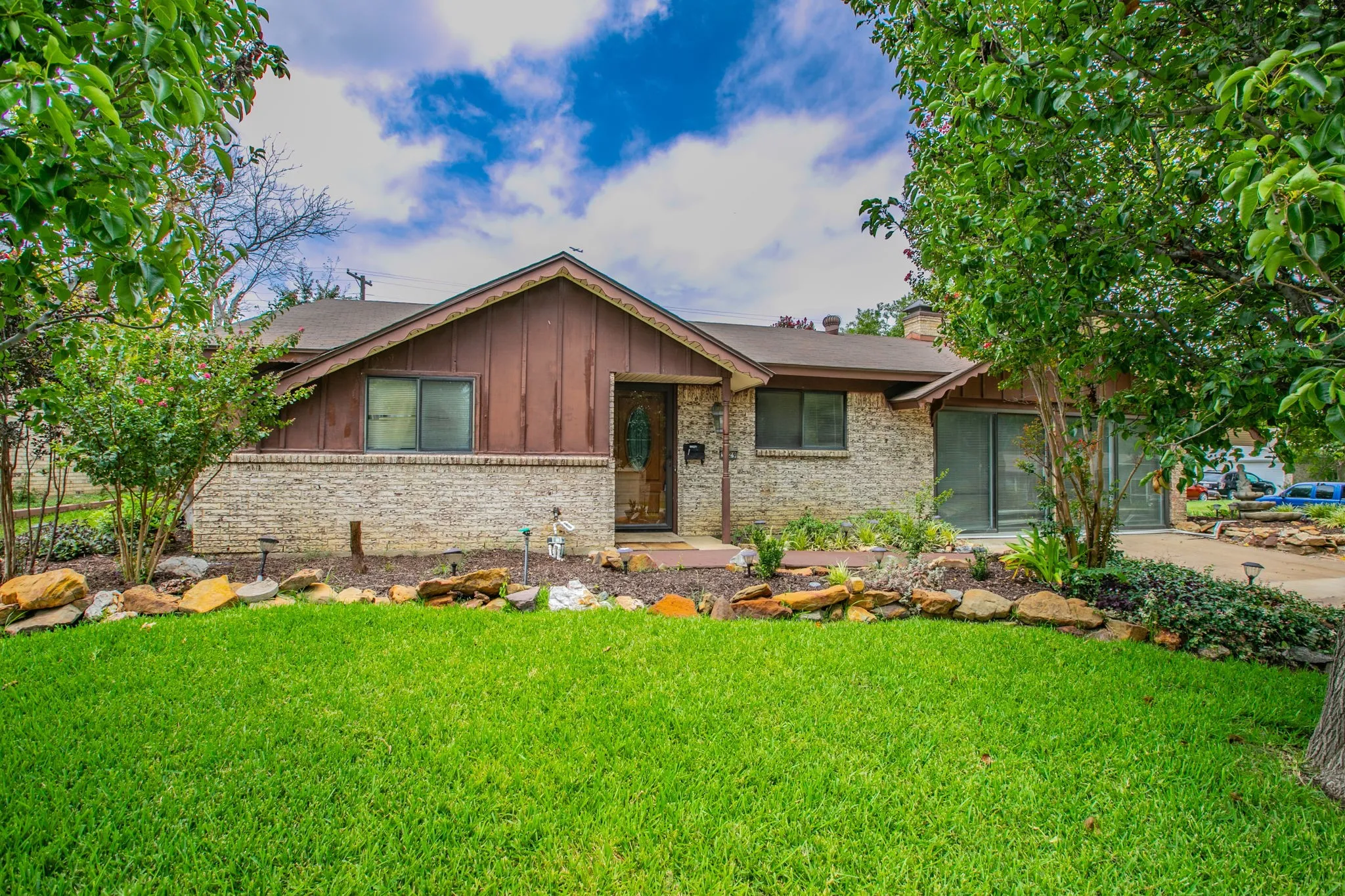 Single Family Residence For Sale in Dallas County , 3029 Esters Court, Irving, Texas 75062, 4 Bedroom, 2 Bathroom, Garage spaces, 1,965 Sqft, built in 1966, mls#21335077, Real Estate Agent in Irving, Homes For Sale in Dallas county, Homes For Sale in Irving, Realtor in Irving Texas, Real Estate Brokerage Independent Realty Texas, Luminita Cordes Realtor