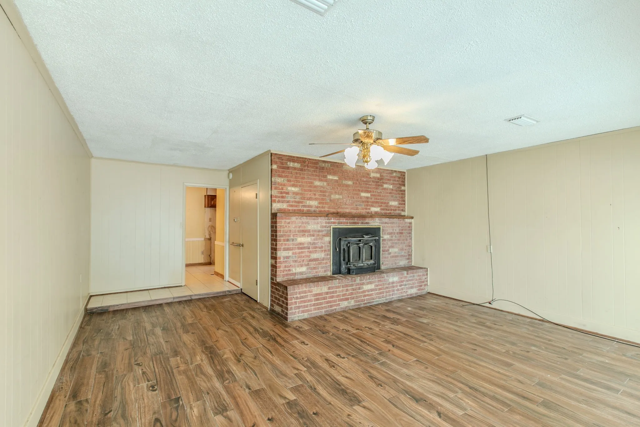 Single Family Residence For Sale in Dallas County , 3029 Esters Court, Irving, Texas 75062, 4 Bedroom, 2 Bathroom, Garage spaces, 1,965 Sqft, built in 1966, mls#21335077, Real Estate Agent in Irving, Homes For Sale in Dallas county, Homes For Sale in Irving, Realtor in Irving Texas, Real Estate Brokerage Independent Realty Texas, Luminita Cordes Realtor