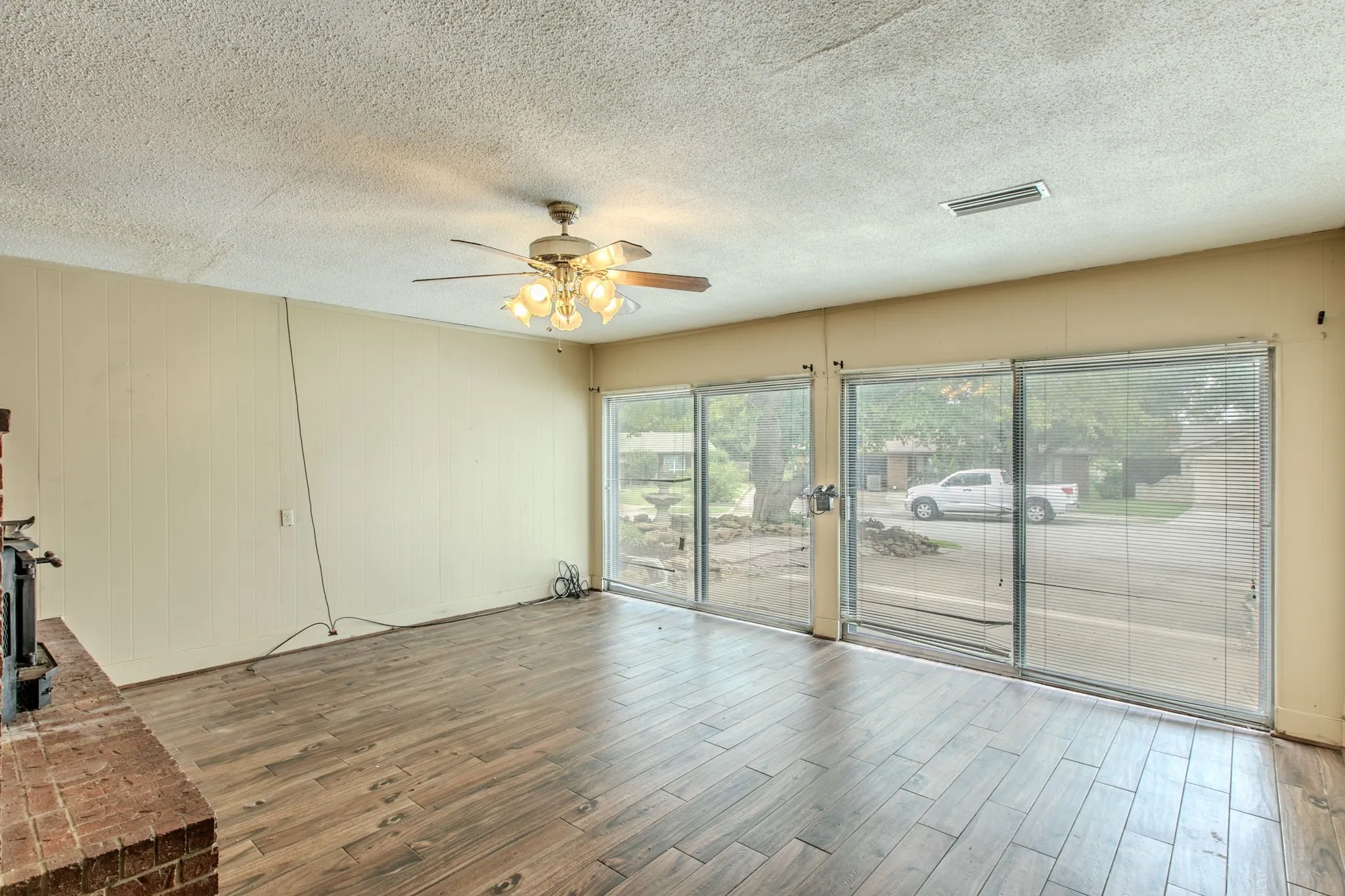 Single Family Residence For Sale in Dallas County , 3029 Esters Court, Irving, Texas 75062, 4 Bedroom, 2 Bathroom, Garage spaces, 1,965 Sqft, built in 1966, mls#21335077, Real Estate Agent in Irving, Homes For Sale in Dallas county, Homes For Sale in Irving, Realtor in Irving Texas, Real Estate Brokerage Independent Realty Texas, Luminita Cordes Realtor