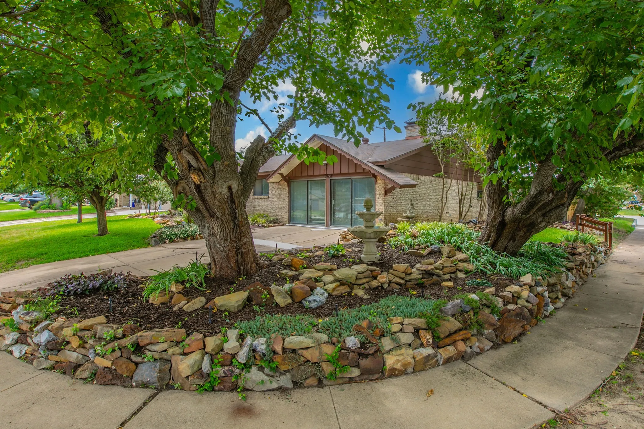 Single Family Residence For Sale in Dallas County , 3029 Esters Court, Irving, Texas 75062, 4 Bedroom, 2 Bathroom, Garage spaces, 1,965 Sqft, built in 1966, mls#21335077, Real Estate Agent in Irving, Homes For Sale in Dallas county, Homes For Sale in Irving, Realtor in Irving Texas, Real Estate Brokerage Independent Realty Texas, Luminita Cordes Realtor