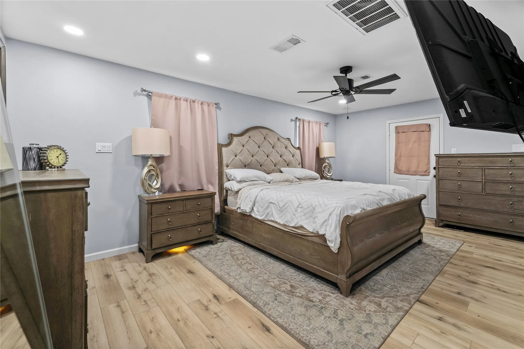 Single Family Residence For Sale in Tarrant County , 8128 Newman Drive, North Richland Hills, Texas 76180, 3 Bedroom, 3 Bathroom, 2 Garage spaces, 1,383 Sqft, built in 1959, mls#21332792, Real Estate Agent in North Richland Hills, Homes For Sale in Tarrant county, Homes For Sale in North Richland Hills, Realtor in North Richland Hills Texas, Real Estate Brokerage Independent Realty Texas, Luminita Cordes Realtor