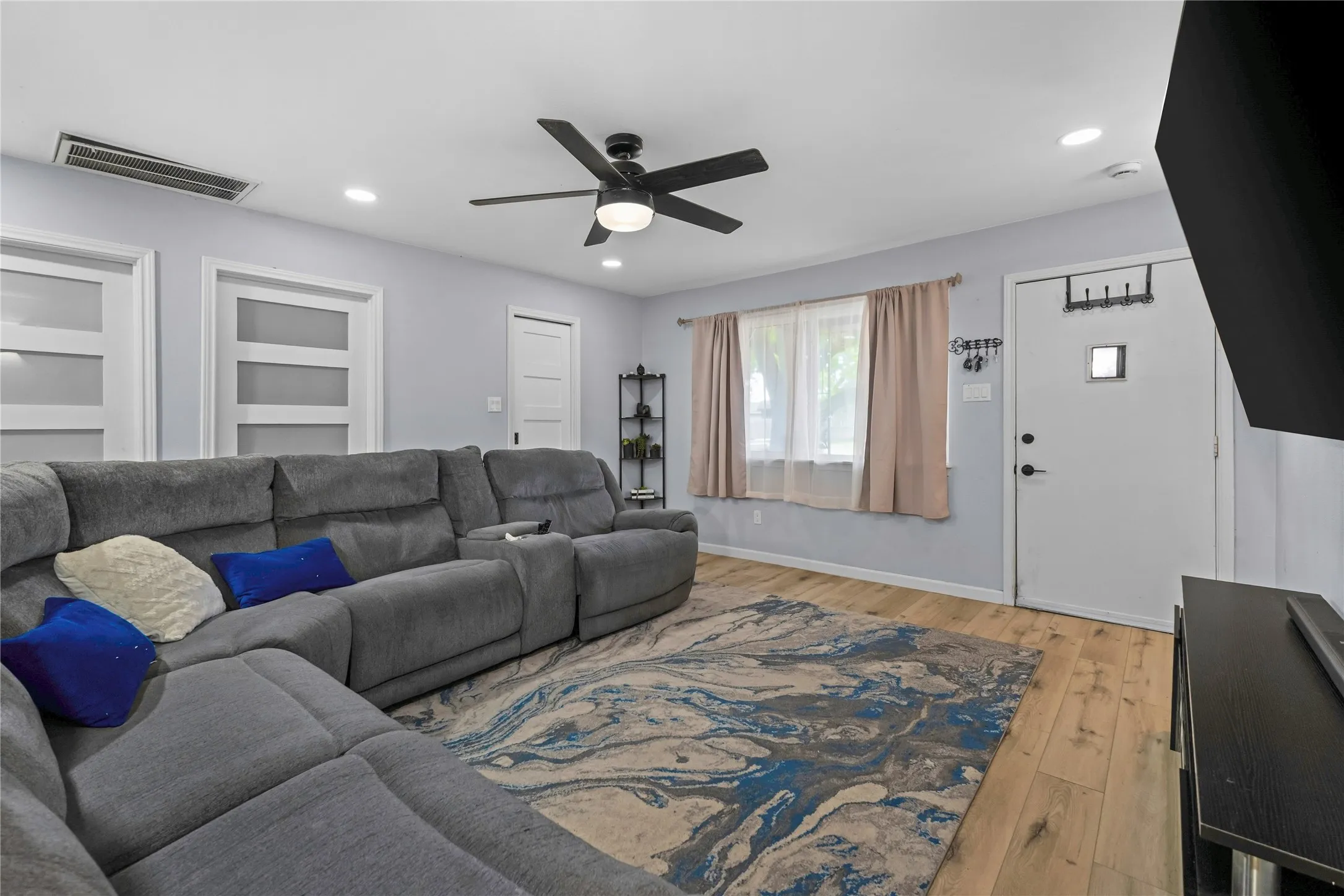 Single Family Residence For Sale in Tarrant County , 8128 Newman Drive, North Richland Hills, Texas 76180, 3 Bedroom, 3 Bathroom, 2 Garage spaces, 1,383 Sqft, built in 1959, mls#21332792, Real Estate Agent in North Richland Hills, Homes For Sale in Tarrant county, Homes For Sale in North Richland Hills, Realtor in North Richland Hills Texas, Real Estate Brokerage Independent Realty Texas, Luminita Cordes Realtor