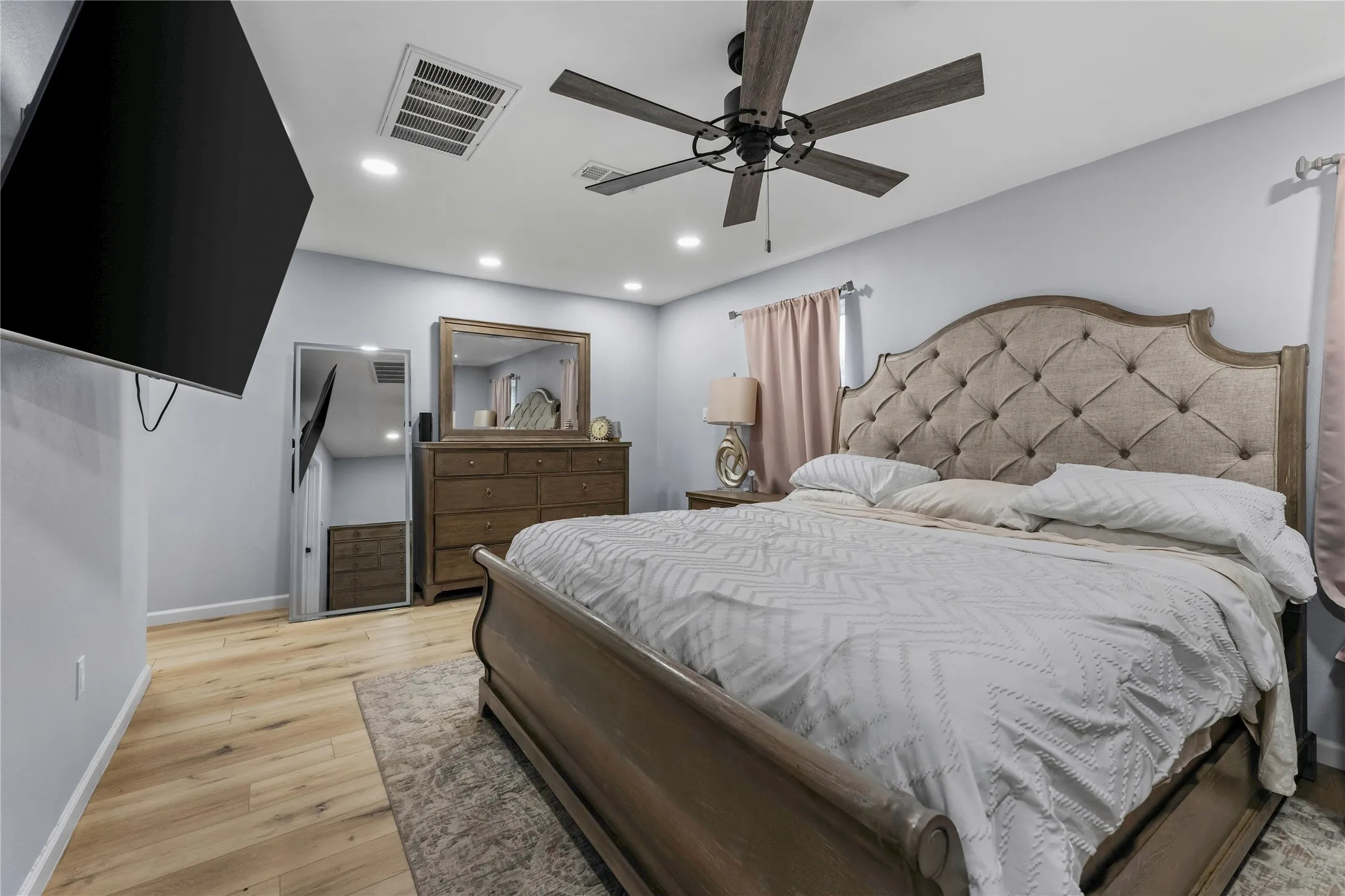 Single Family Residence For Sale in Tarrant County , 8128 Newman Drive, North Richland Hills, Texas 76180, 3 Bedroom, 3 Bathroom, 2 Garage spaces, 1,383 Sqft, built in 1959, mls#21332792, Real Estate Agent in North Richland Hills, Homes For Sale in Tarrant county, Homes For Sale in North Richland Hills, Realtor in North Richland Hills Texas, Real Estate Brokerage Independent Realty Texas, Luminita Cordes Realtor