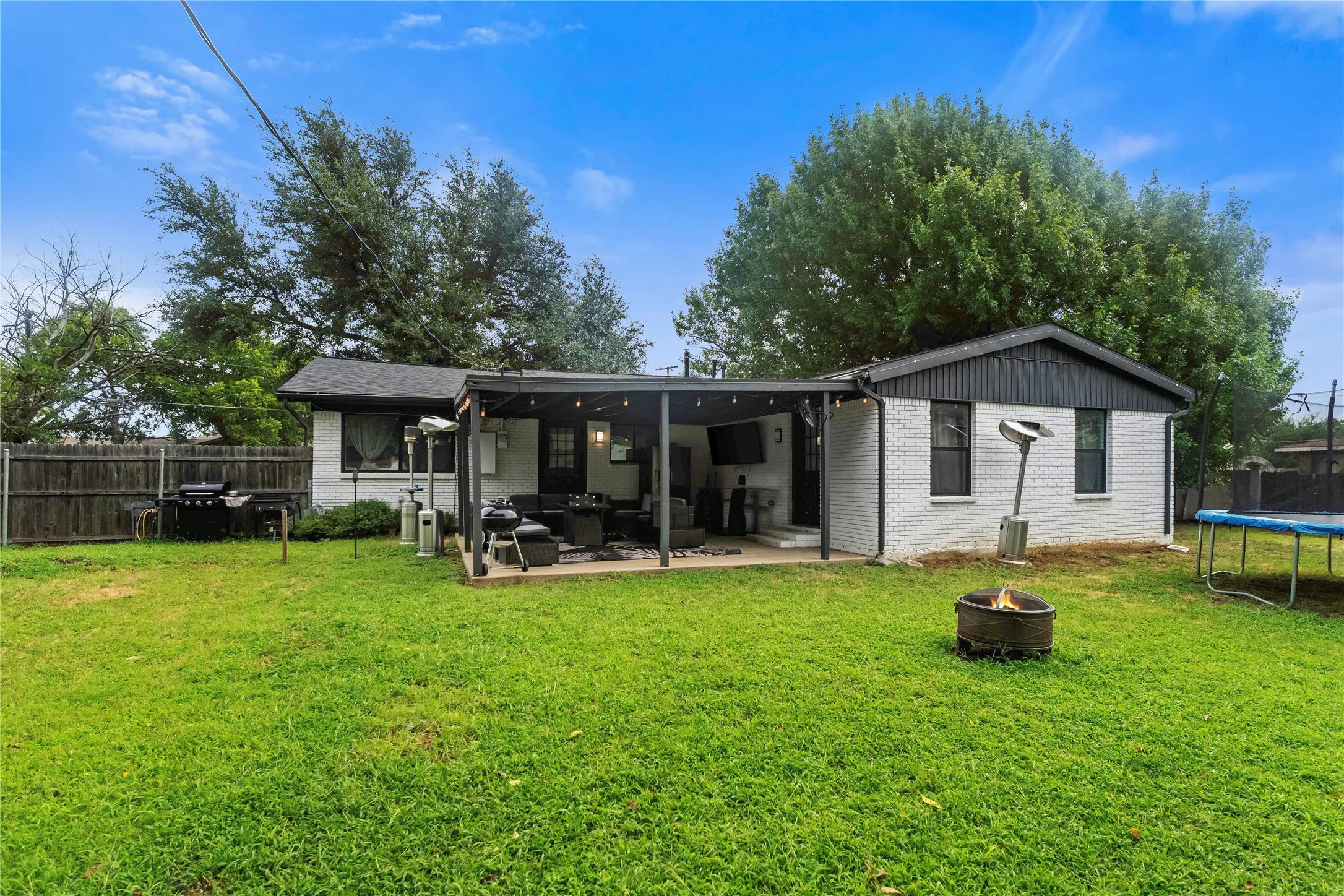 Single Family Residence For Sale in Tarrant County , 8128 Newman Drive, North Richland Hills, Texas 76180, 3 Bedroom, 3 Bathroom, 2 Garage spaces, 1,383 Sqft, built in 1959, mls#21332792, Real Estate Agent in North Richland Hills, Homes For Sale in Tarrant county, Homes For Sale in North Richland Hills, Realtor in North Richland Hills Texas, Real Estate Brokerage Independent Realty Texas, Luminita Cordes Realtor