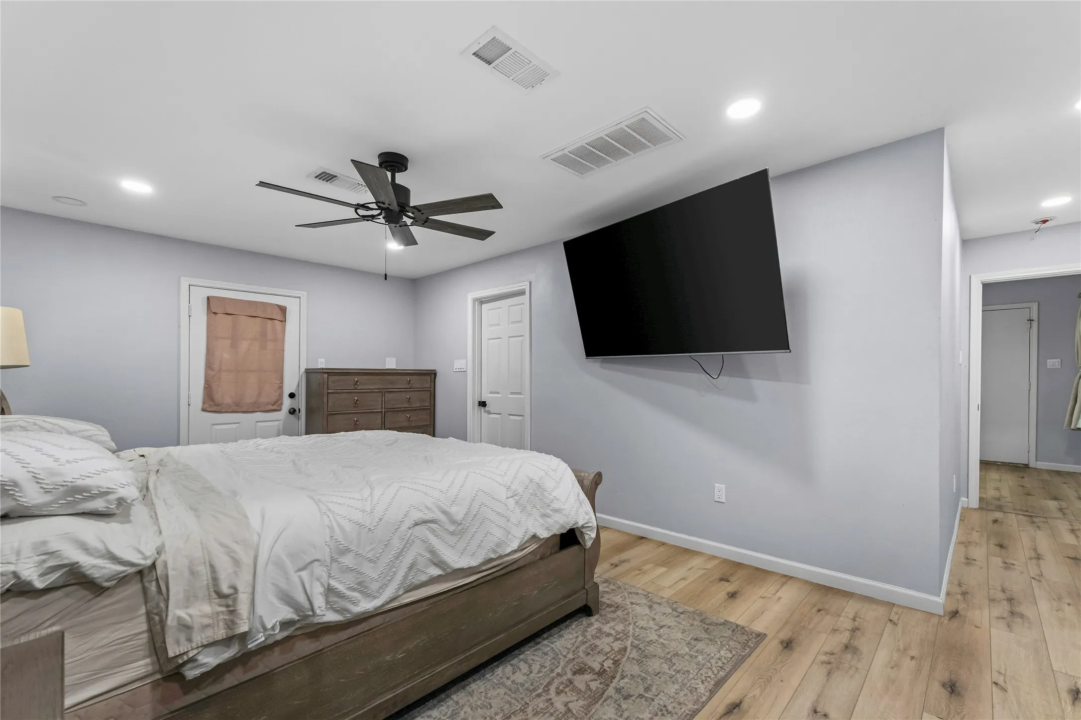 Single Family Residence For Sale in Tarrant County , 8128 Newman Drive, North Richland Hills, Texas 76180, 3 Bedroom, 3 Bathroom, 2 Garage spaces, 1,383 Sqft, built in 1959, mls#21332792, Real Estate Agent in North Richland Hills, Homes For Sale in Tarrant county, Homes For Sale in North Richland Hills, Realtor in North Richland Hills Texas, Real Estate Brokerage Independent Realty Texas, Luminita Cordes Realtor