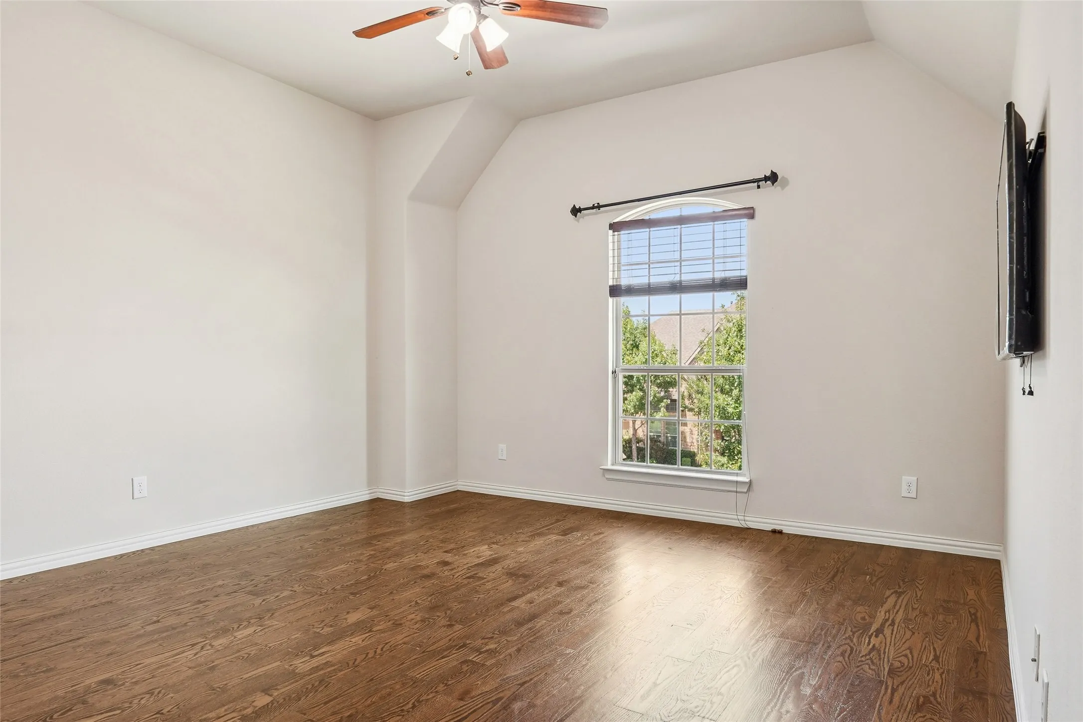 Single Family Residence For Rent in Tarrant County , 1225 Huron Drive, Grapevine, Texas 76051, 5 Bedrooms, 5 Bathrooms, 3 Garage spaces, 4,539 Sqft, built in 2014, Price $5,800, mls#21335084, Real Estate Agent in Grapevine, Homes For Rent in Tarrant county, Homes For Rent in Grapevine, Realtor in Grapevine Texas, Real Estate Brokerage Independent Realty Texas, Luminita Cordes Realtor