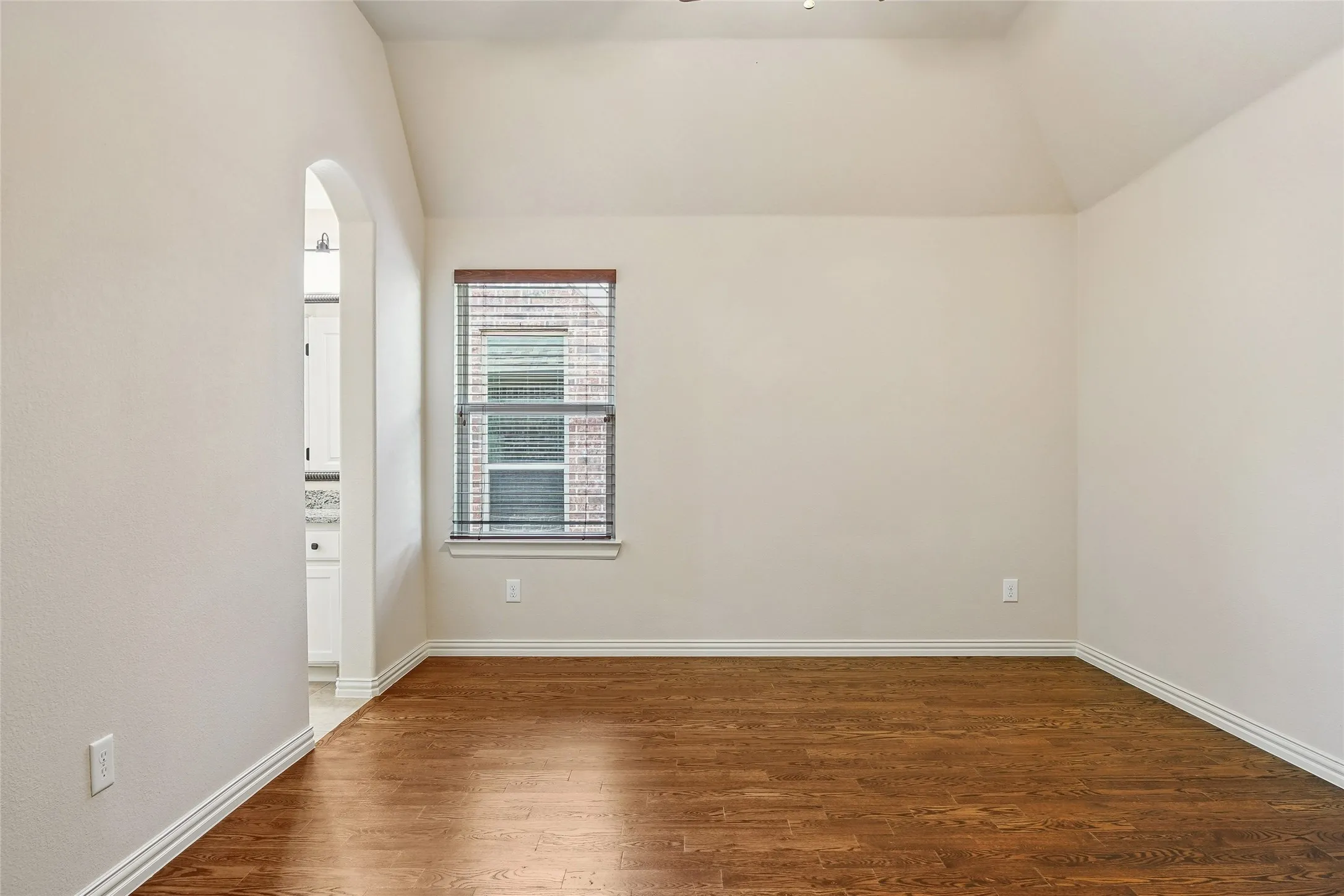 Single Family Residence For Rent in Tarrant County , 1225 Huron Drive, Grapevine, Texas 76051, 5 Bedrooms, 5 Bathrooms, 3 Garage spaces, 4,539 Sqft, built in 2014, Price $5,800, mls#21335084, Real Estate Agent in Grapevine, Homes For Rent in Tarrant county, Homes For Rent in Grapevine, Realtor in Grapevine Texas, Real Estate Brokerage Independent Realty Texas, Luminita Cordes Realtor