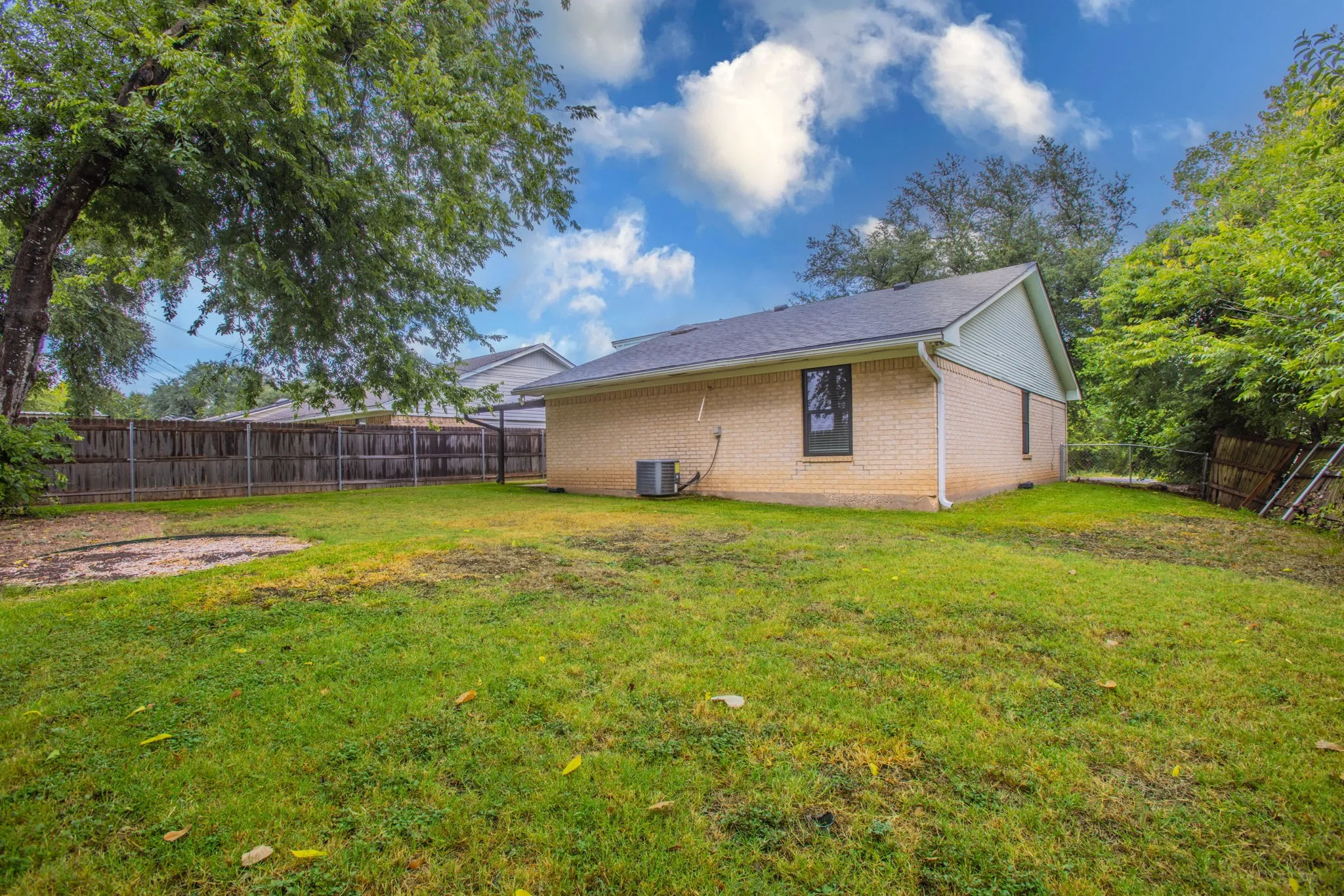 Single Family Residence For Sale in Mc Lennan County , 2001 Century Drive, Waco, Texas 76712, 3 Bedroom, 2 Bathroom, 1 Garage spaces, 1,140 Sqft, built in 1981, mls#21333642, Real Estate Agent in Waco, Homes For Sale in Mc Lennan county, Homes For Sale in Waco, Realtor in Waco Texas, Real Estate Brokerage Independent Realty Texas, Luminita Cordes Realtor