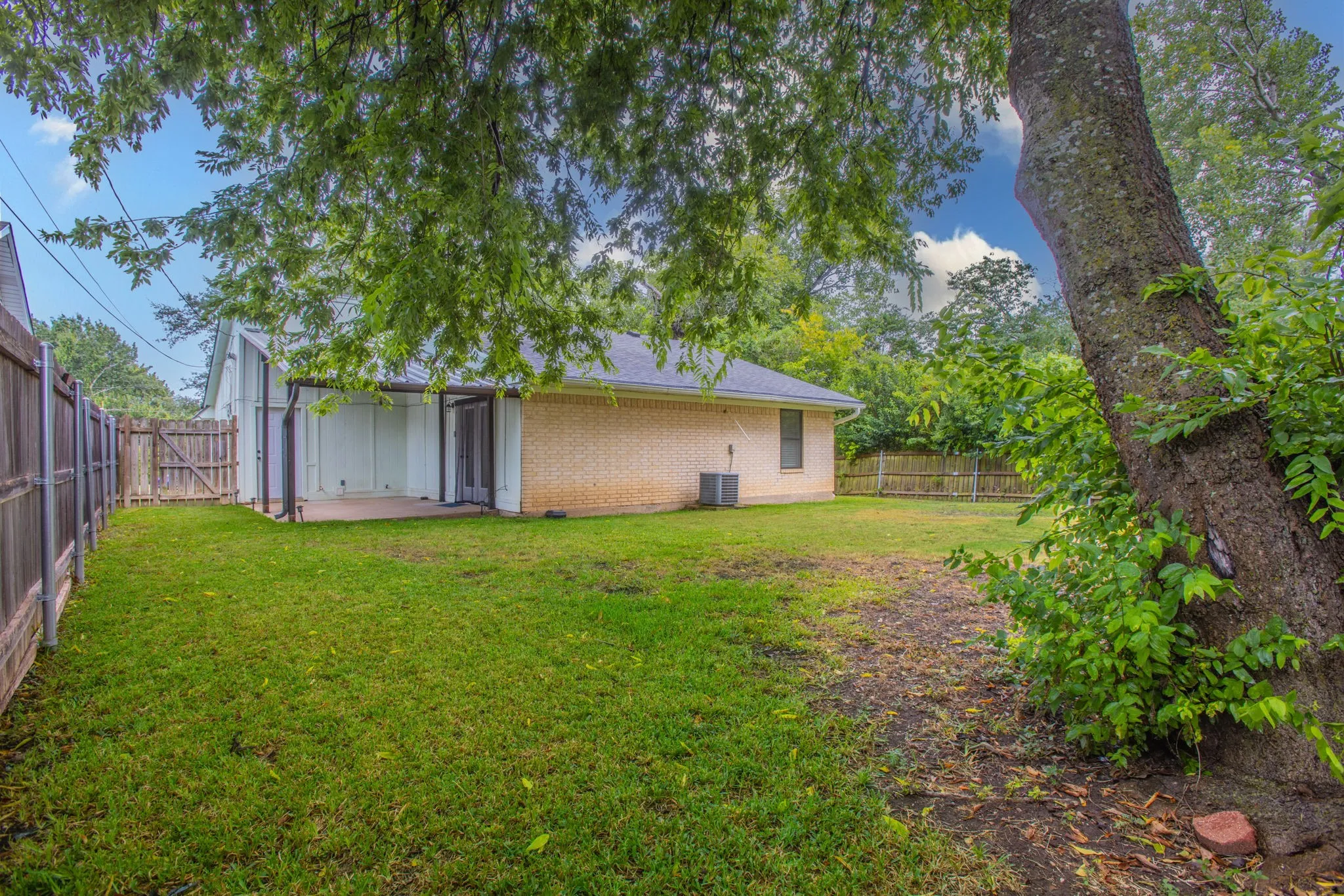 Single Family Residence For Sale in Mc Lennan County , 2001 Century Drive, Waco, Texas 76712, 3 Bedroom, 2 Bathroom, 1 Garage spaces, 1,140 Sqft, built in 1981, mls#21333642, Real Estate Agent in Waco, Homes For Sale in Mc Lennan county, Homes For Sale in Waco, Realtor in Waco Texas, Real Estate Brokerage Independent Realty Texas, Luminita Cordes Realtor