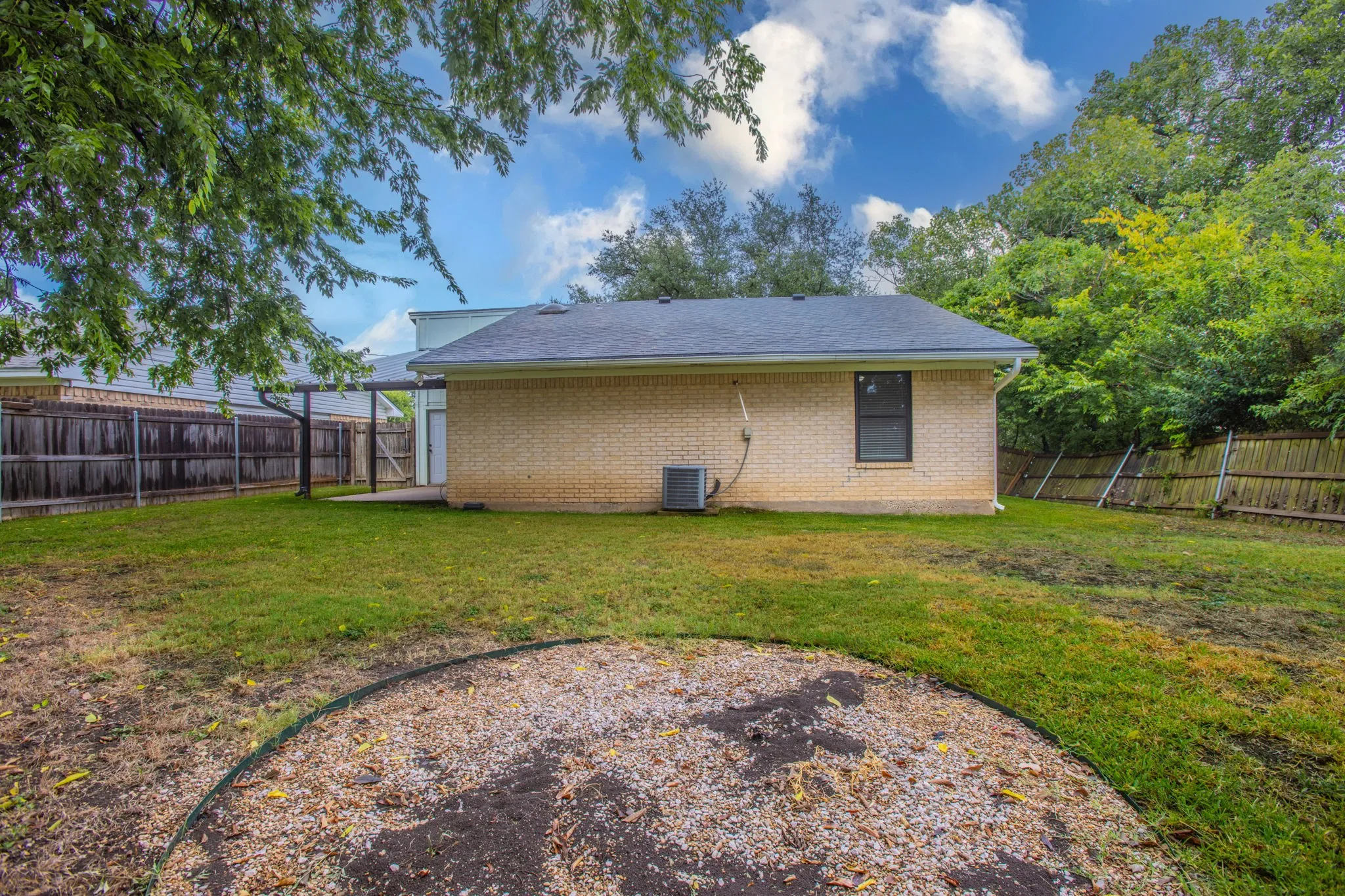 Single Family Residence For Sale in Mc Lennan County , 2001 Century Drive, Waco, Texas 76712, 3 Bedroom, 2 Bathroom, 1 Garage spaces, 1,140 Sqft, built in 1981, mls#21333642, Real Estate Agent in Waco, Homes For Sale in Mc Lennan county, Homes For Sale in Waco, Realtor in Waco Texas, Real Estate Brokerage Independent Realty Texas, Luminita Cordes Realtor
