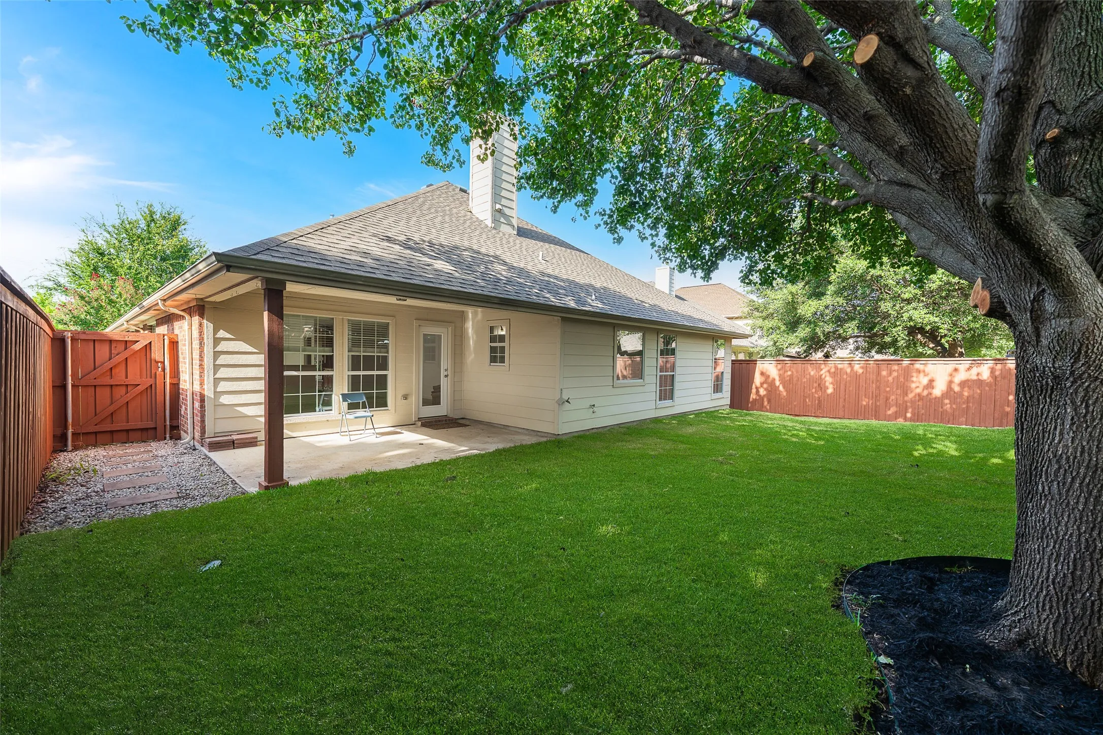 Single Family Residence For Sale in Collin County , 8300 Silverado Trail, Mc Kinney, Texas 75070, 3 Bedroom, 2 Bathroom, 2 Garage spaces, 2,378 Sqft, built in 2006, mls#21332761, Real Estate Agent in Mc Kinney, Homes For Sale in Collin county, Homes For Sale in Mc Kinney, Realtor in Mc Kinney Texas, Real Estate Brokerage Independent Realty Texas, Luminita Cordes Realtor