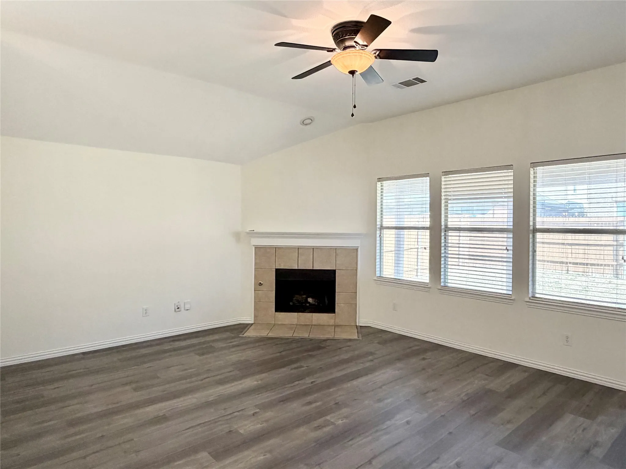 Single Family Residence For Rent in Denton County , 211 Parakeet Drive, Little Elm, Texas 75068, 4 Bedroom, 2 Bathroom, 2 Garage spaces, 1,975 Sqft, built in 2006, mls#21335087, Real Estate Agent in Little Elm, Homes For Rent in Denton county, Homes For Rent in Little Elm, Realtor in Little Elm Texas, Real Estate Brokerage Independent Realty Texas, Luminita Cordes Realtor
