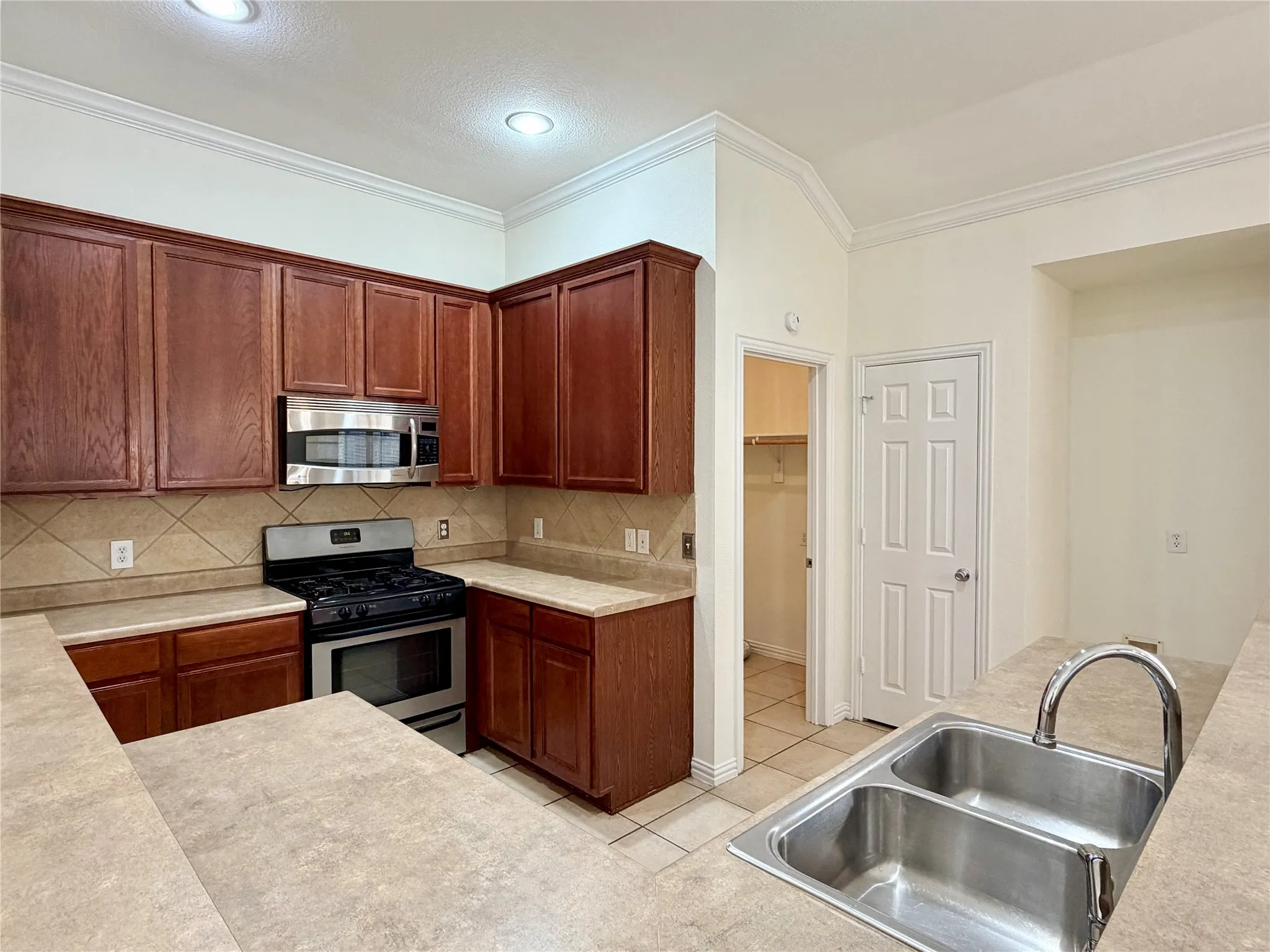 Single Family Residence For Rent in Denton County , 211 Parakeet Drive, Little Elm, Texas 75068, 4 Bedroom, 2 Bathroom, 2 Garage spaces, 1,975 Sqft, built in 2006, mls#21335087, Real Estate Agent in Little Elm, Homes For Rent in Denton county, Homes For Rent in Little Elm, Realtor in Little Elm Texas, Real Estate Brokerage Independent Realty Texas, Luminita Cordes Realtor