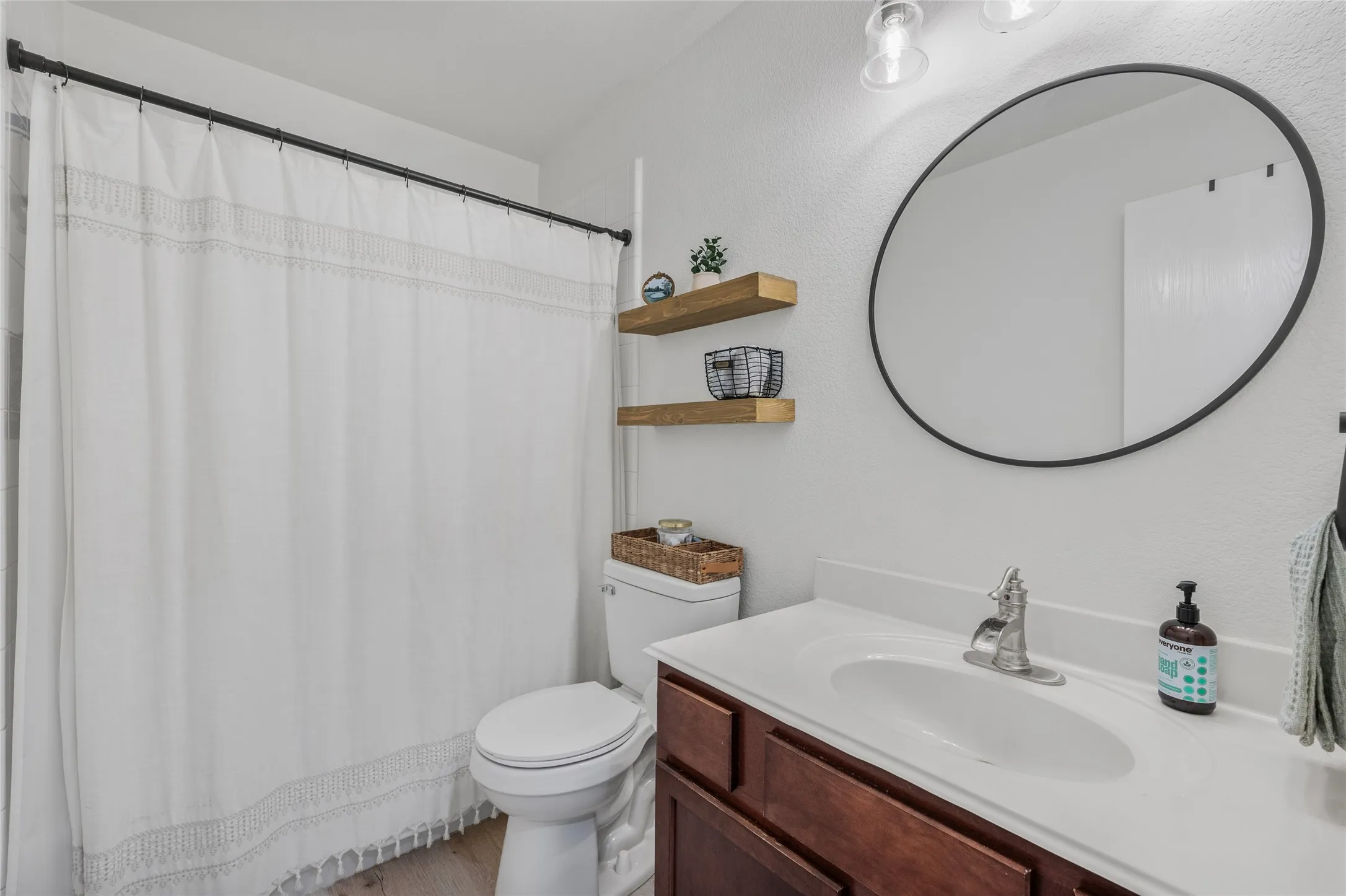 Single Family Residence For Sale in Collin County , 1301 Oak Hollow Lane, Anna, Texas 75409, 4 Bedroom, 2 Bathroom, 2 Garage spaces, 1,888 Sqft, built in 2004, mls#21329726, Real Estate Agent in Anna, Homes For Sale in Collin county, Homes For Sale in Anna, Realtor in Anna Texas, Real Estate Brokerage Independent Realty Texas, Luminita Cordes Realtor